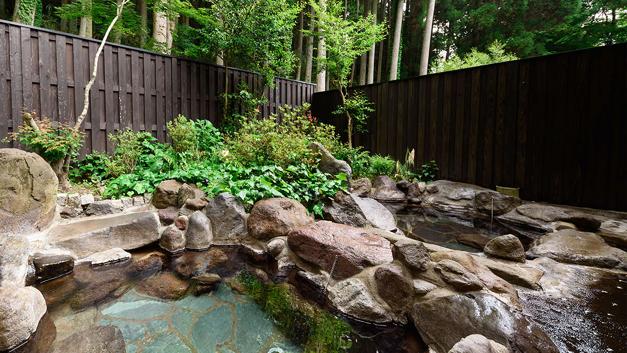 【男性露天風呂】温泉に入りながら森林浴も兼ねて