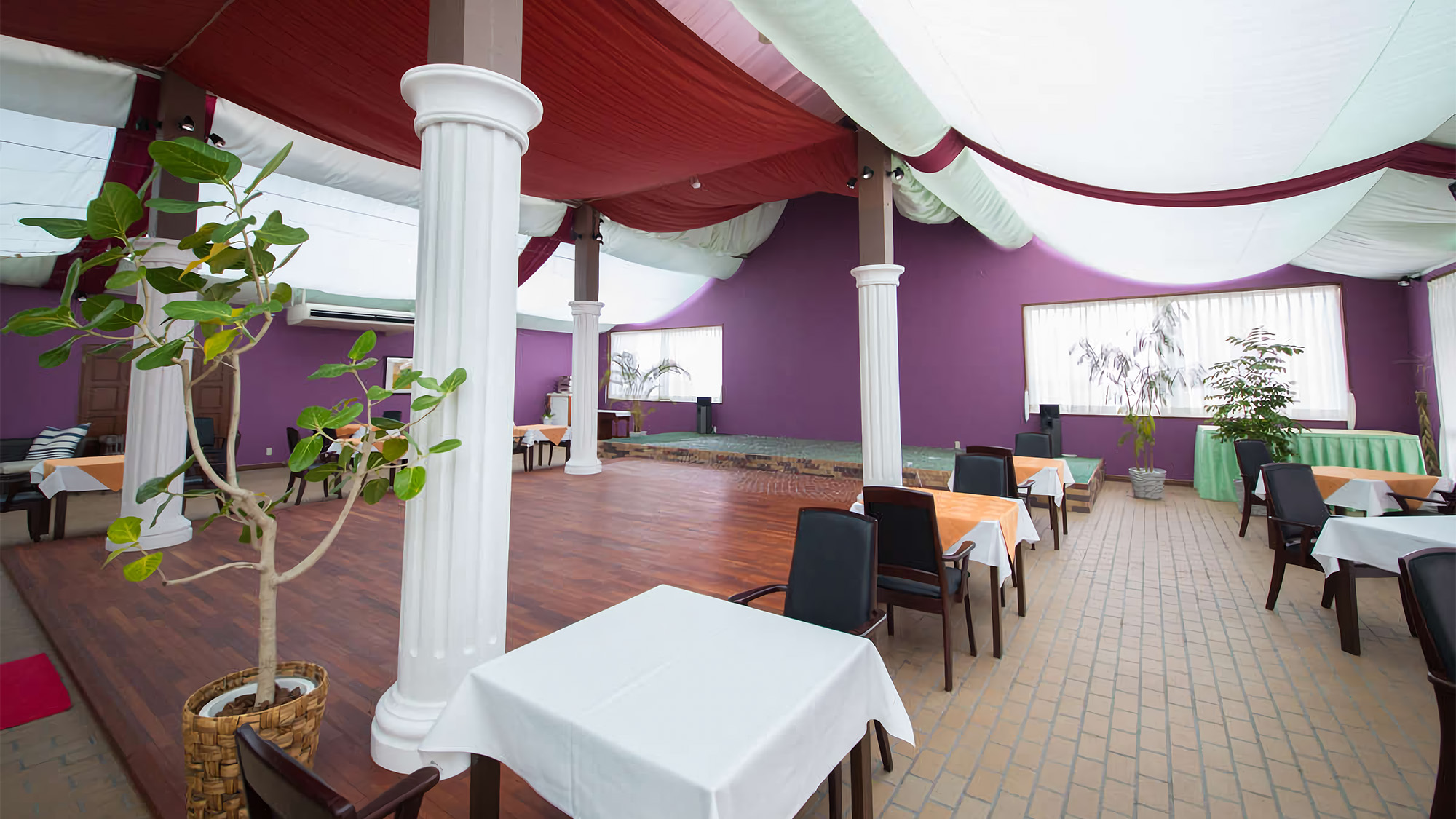 【レストラン】クラシックモダンな空間の落ち着いた雰囲気