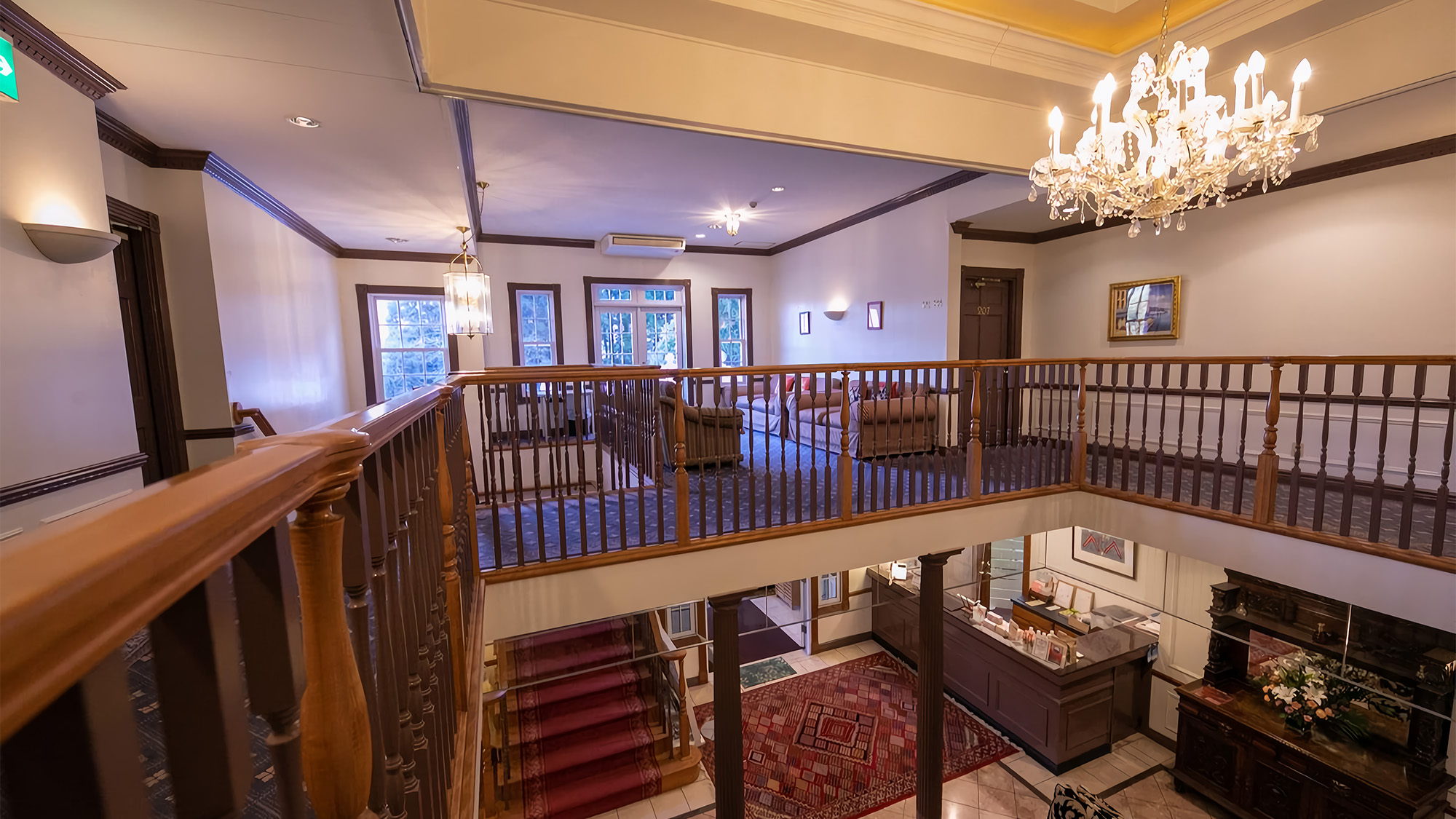 【ロビー２F】　シャンデリア