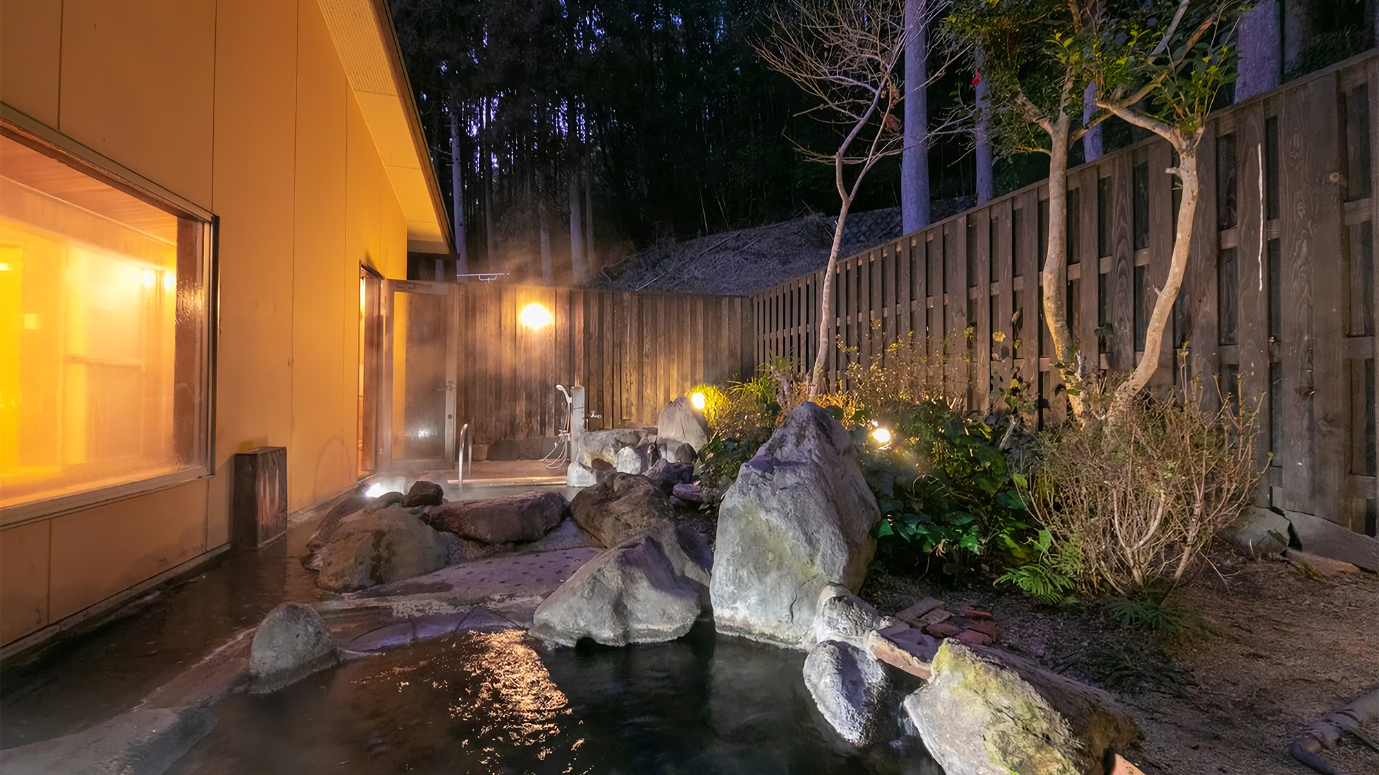 【男性露天風呂】夜は空いっぱいの美しい星を、早朝には鳥のさえずりや自然を楽しみながら湯浴みを満喫