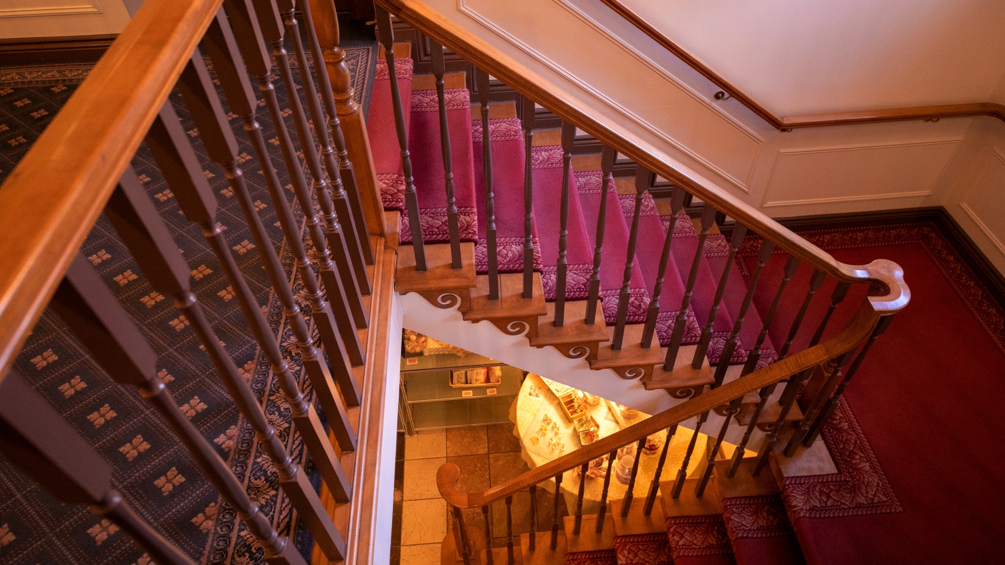 【ロビー２F】明るく趣のある2Fへの階段