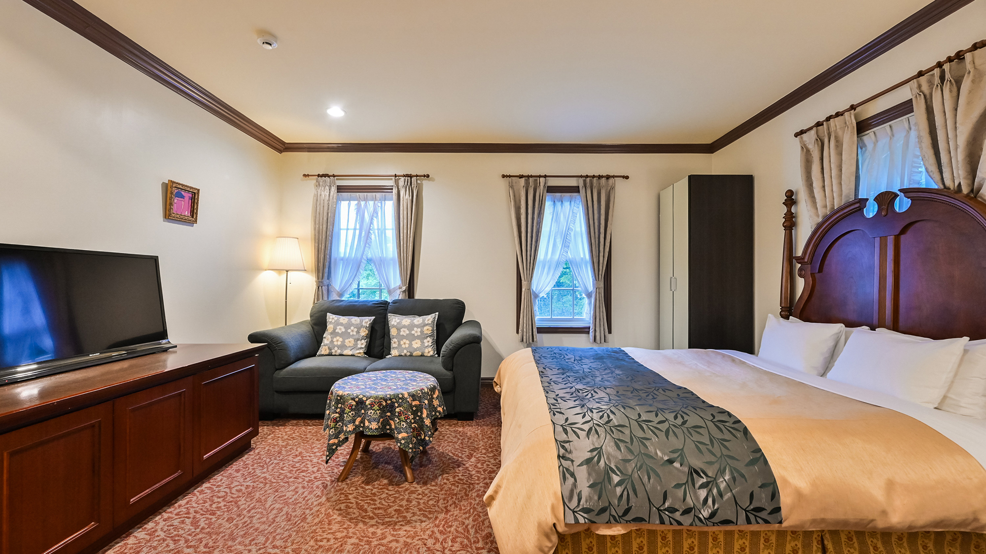 【ダブル】繊細で華奢なアンティーク家具に囲まれたお部屋は、まるで海外に来たかのような雰囲気。