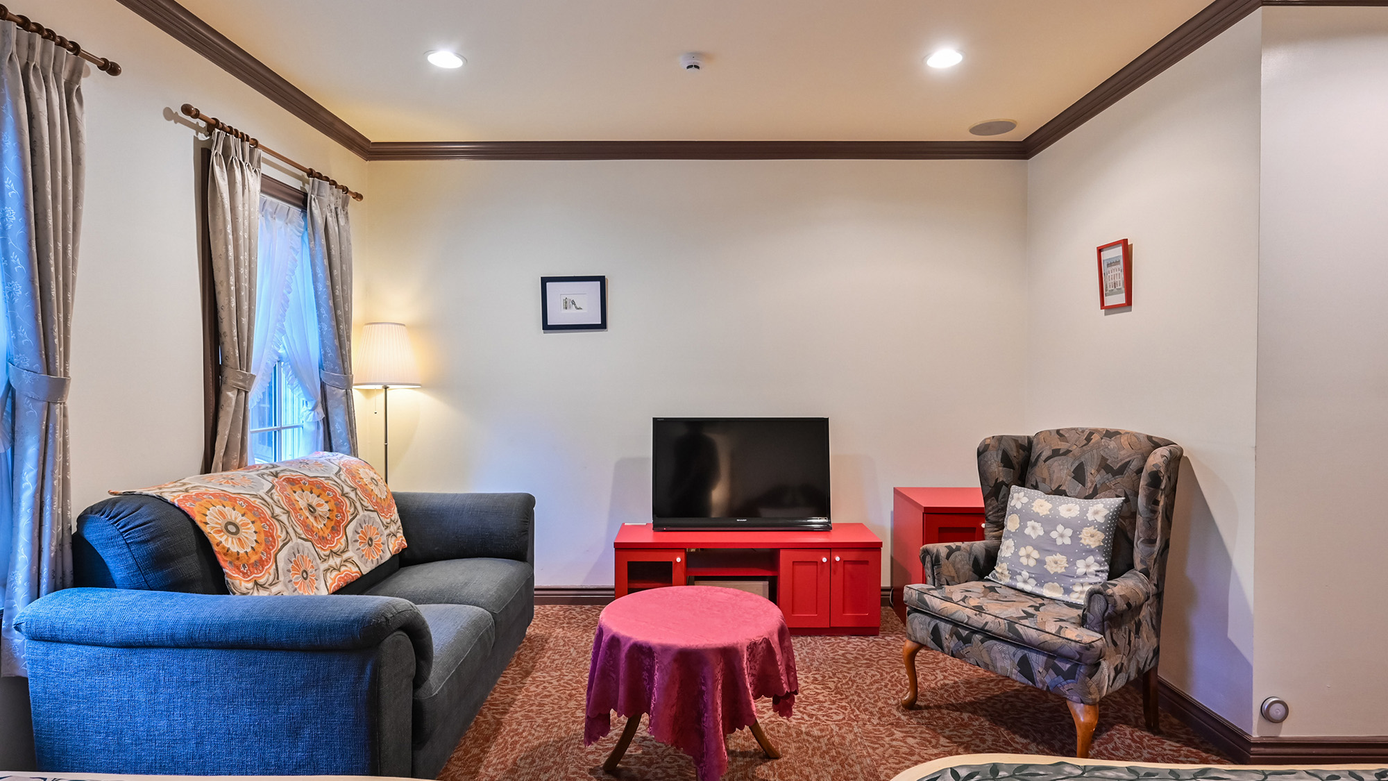 【ツイン一例】ヨーロッパ調のソファ‐セットで海外気分を味わえます