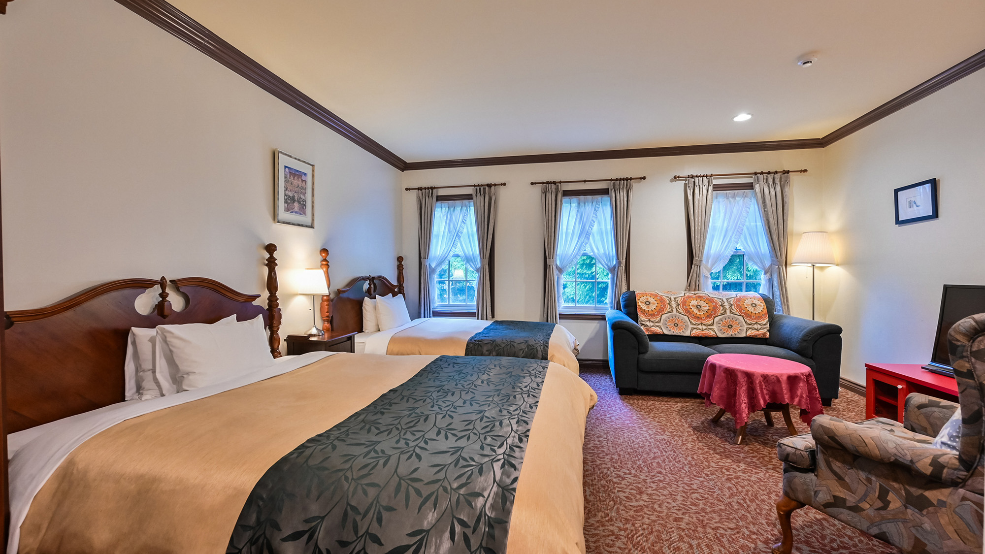 【ツイン一例】上質な家具やベッドを配したエレガントな客室