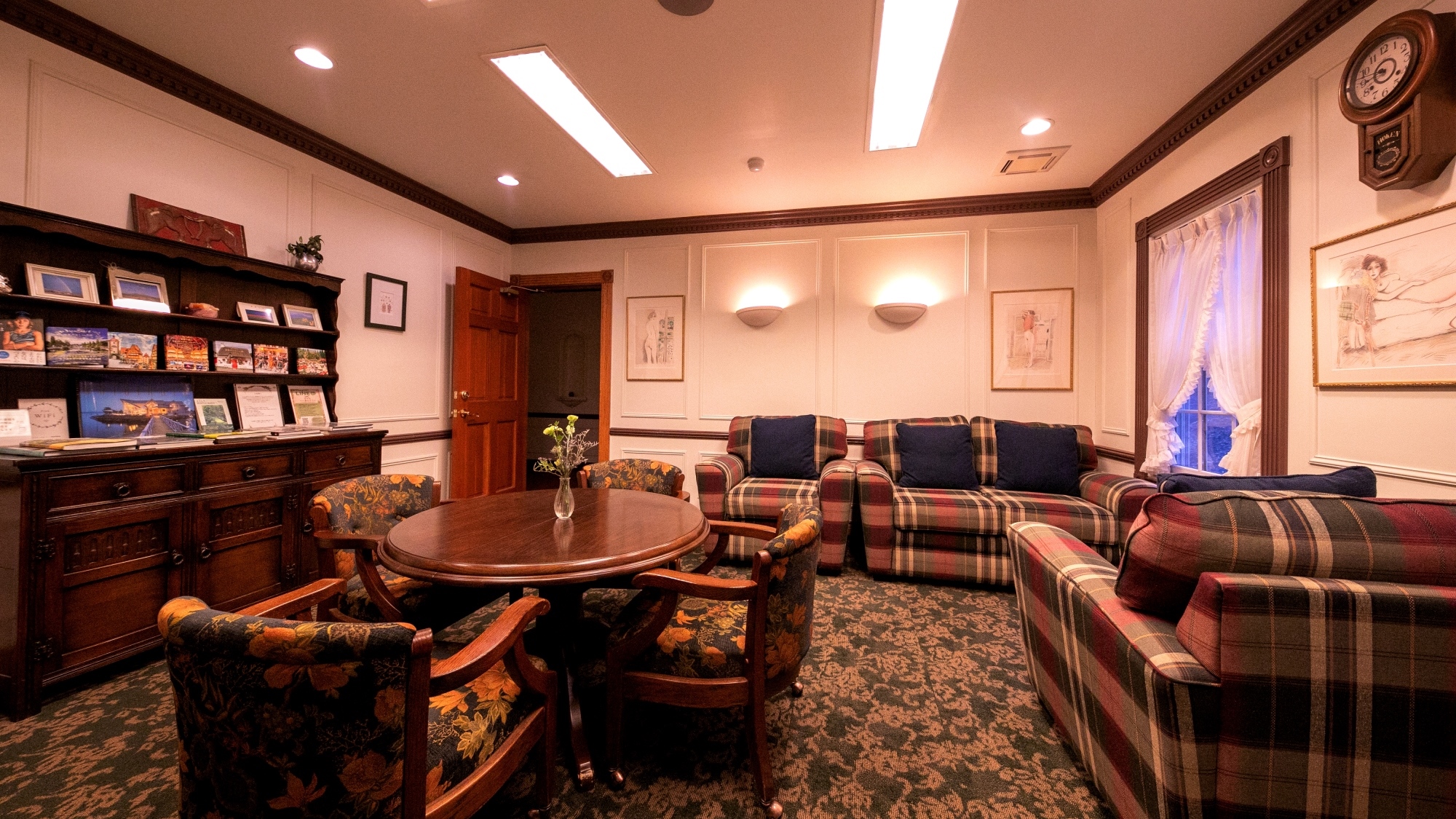 【談話室】読書もできる談話室、ごゆっくりお寛ぎください