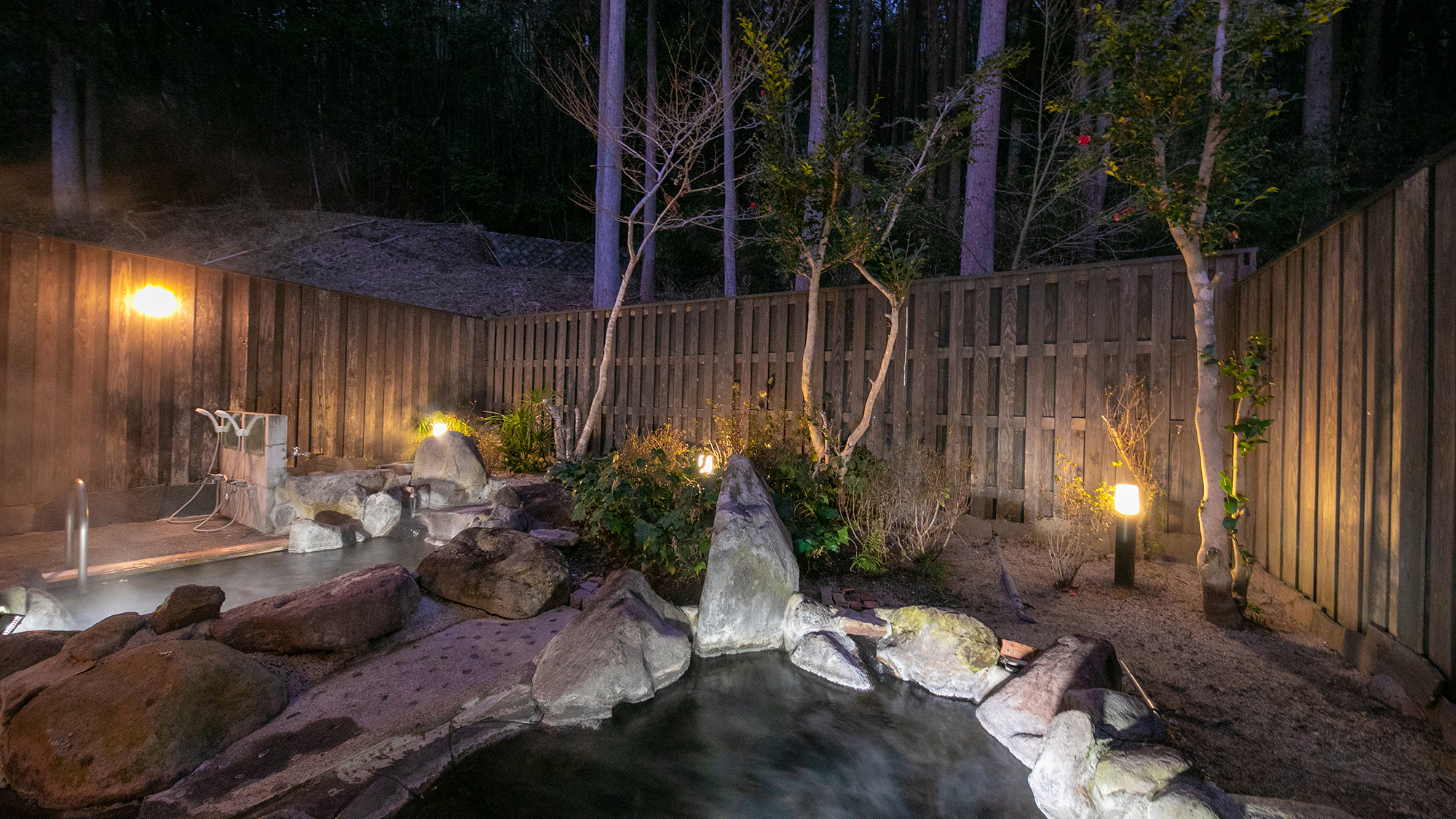 【男性露天風呂】豊かな自然に囲まれた静寂のひとときに心も体も癒されて