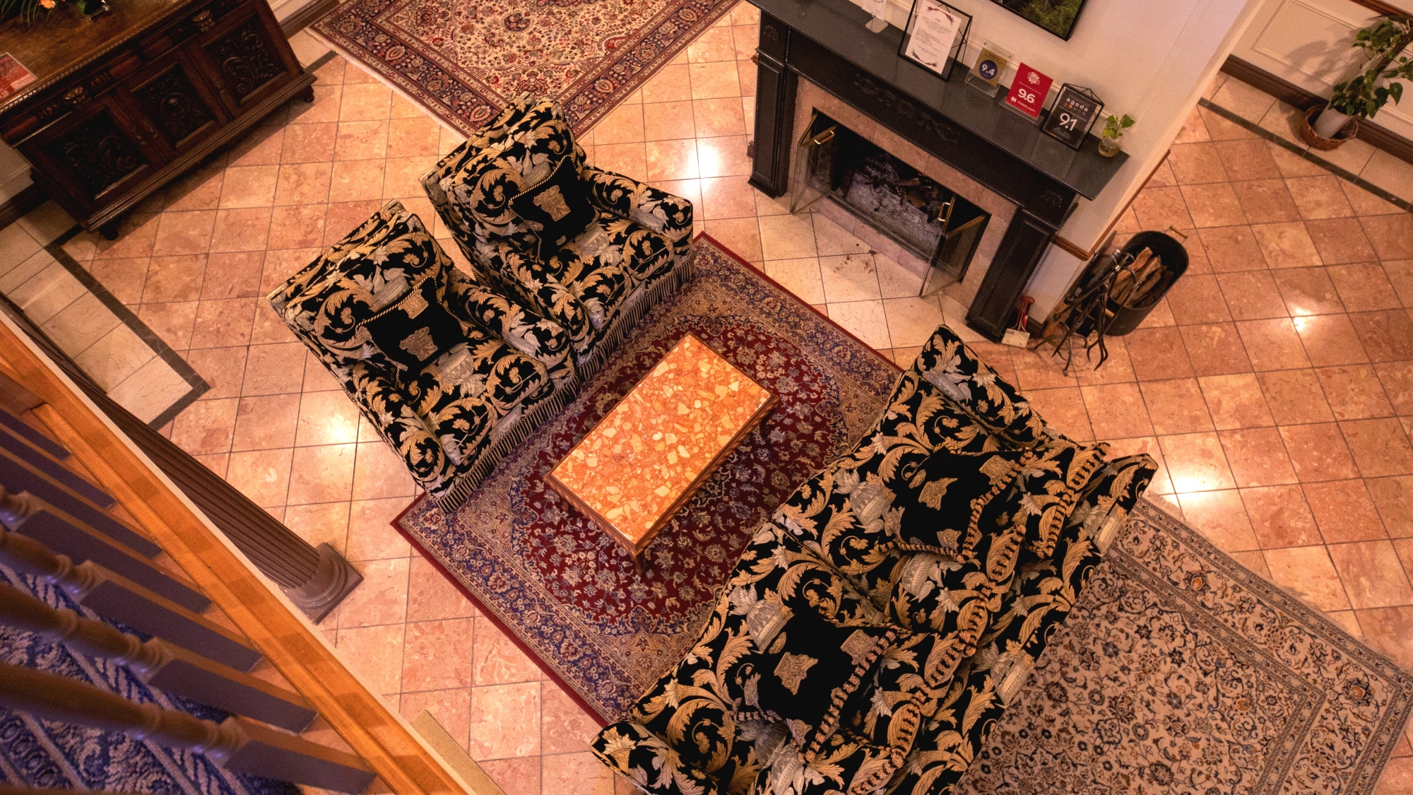 【エントランス】座り心地のよい素敵なソファーでお寛ぎ下さい