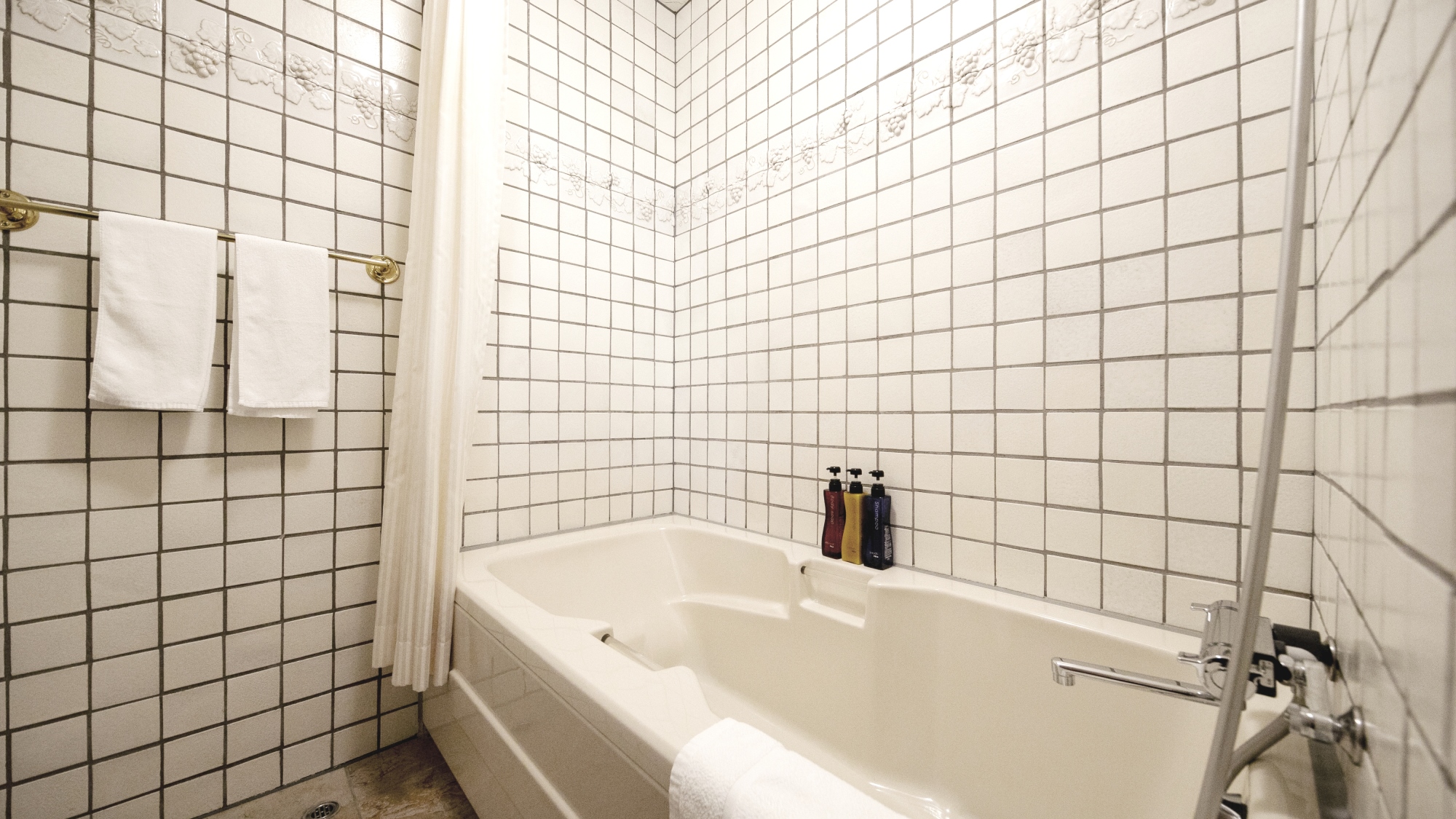 【デラックスツイン】かわいらしい細工を施した白いタイル調のバスルーム