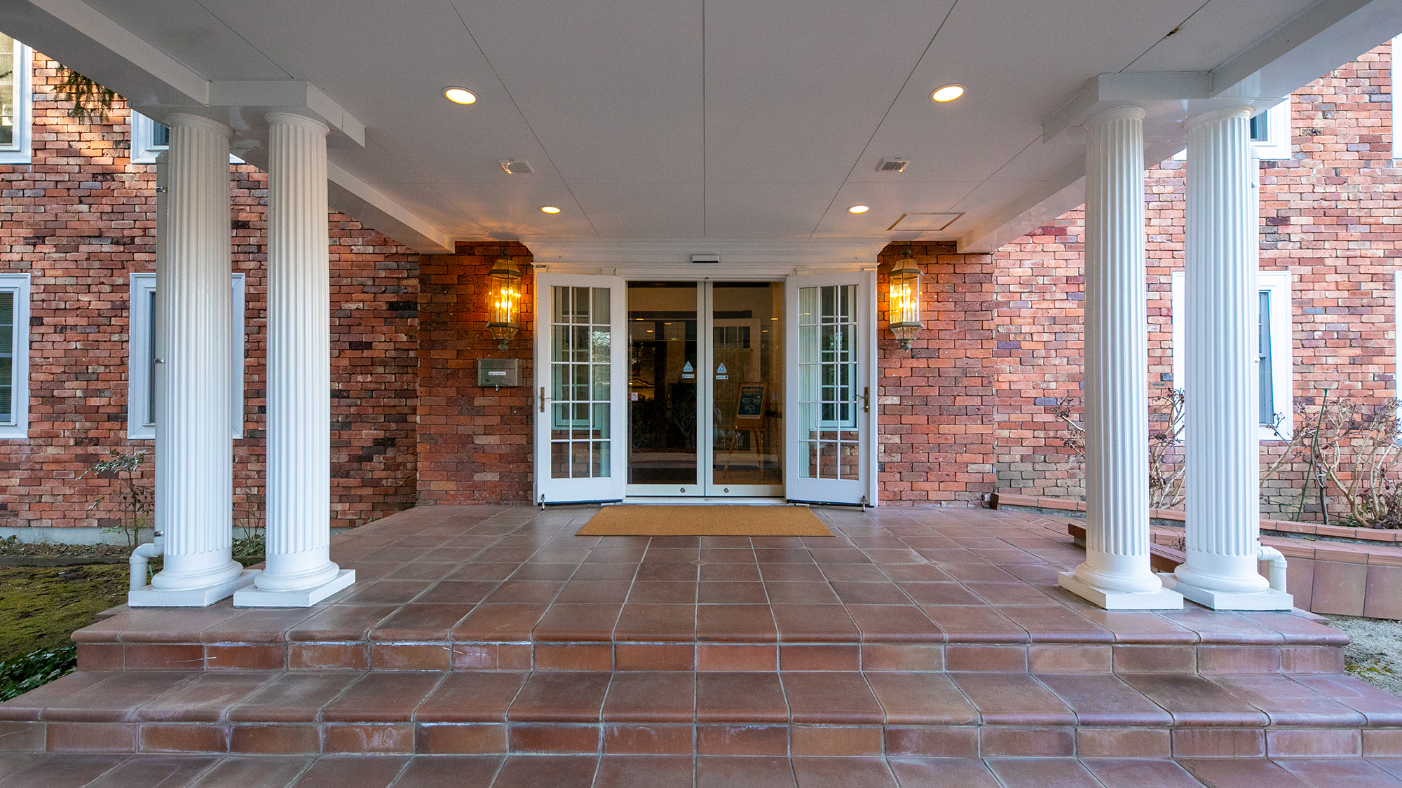 日常の喧騒から離れた空間へのエントランス