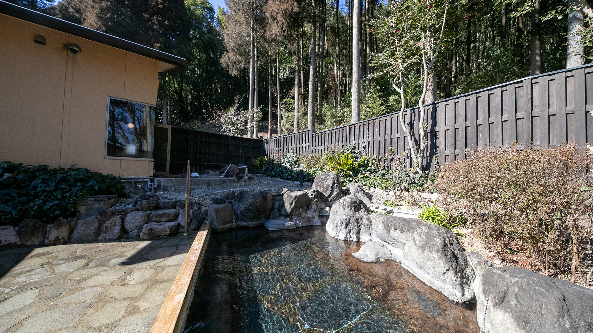 【女性露天風呂】当館自慢の温泉の泉質は、「美人の湯」と名高いPh7.5の弱アルカリ性単純泉。