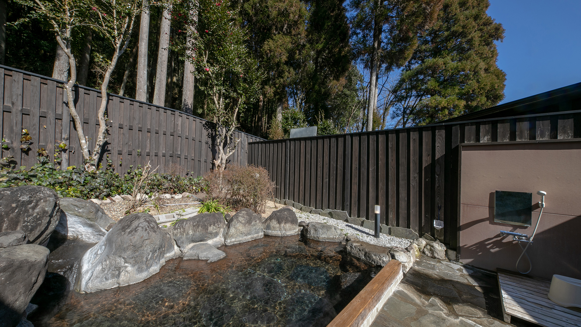 【女性露天風呂】湯布院の大自然に囲まれた、開放感溢れる露天風呂は朝と夜で表情を変えます。