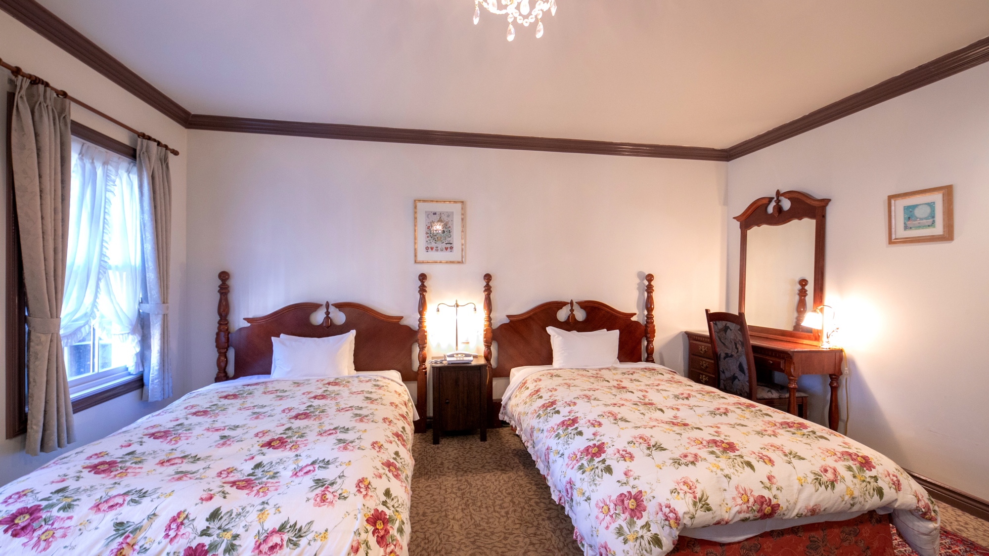 【ツイン一例】明るいイメージのベッドカバーで非日常気分を満喫されて下さい。