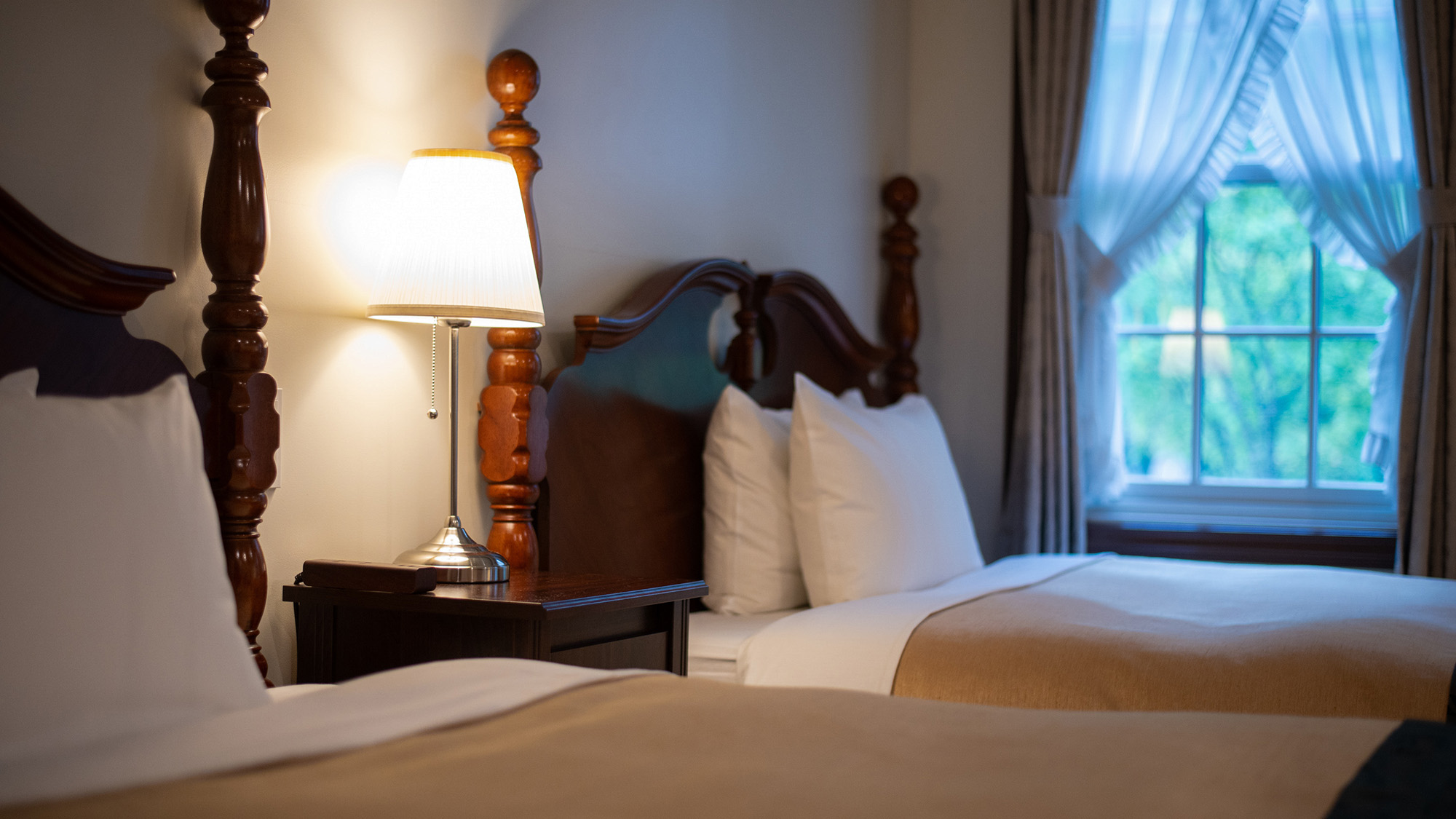 【ツイン一例】窓からの陽ざしが心地よい寝室