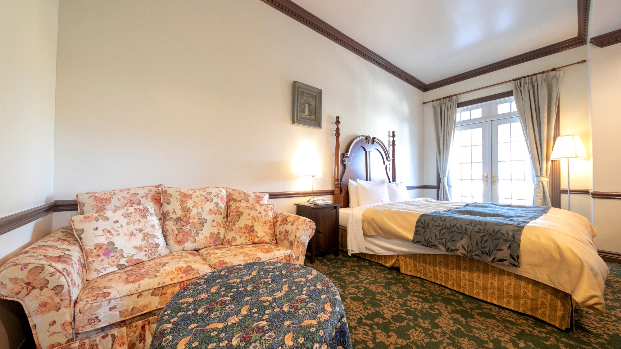 【ダブル】朝日の当たるダブルのお部屋です。気持ちの良い朝をお迎えください。