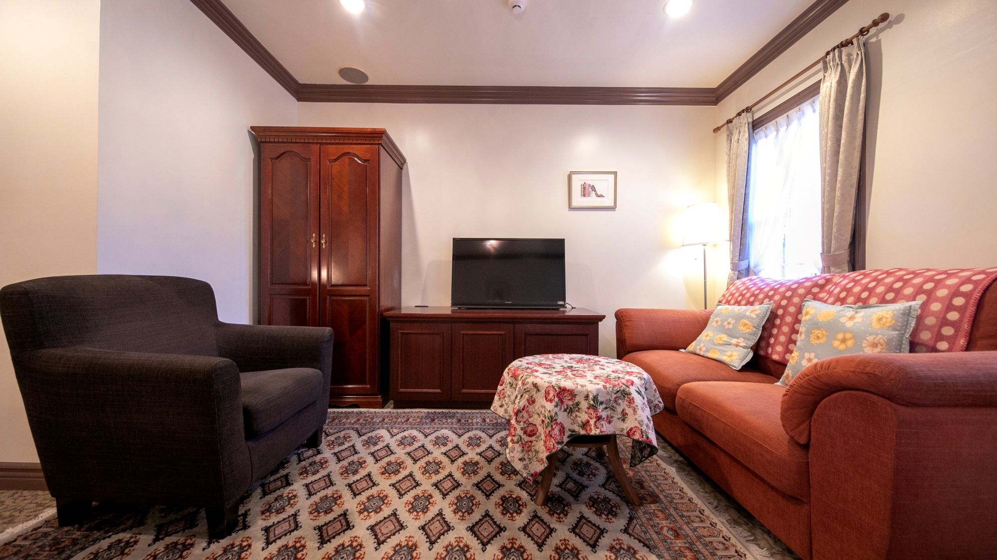 【ツイン一例】お部屋毎に異なるデザインのソファーとクッションのご準備で何度ご宿泊されても楽しめます。