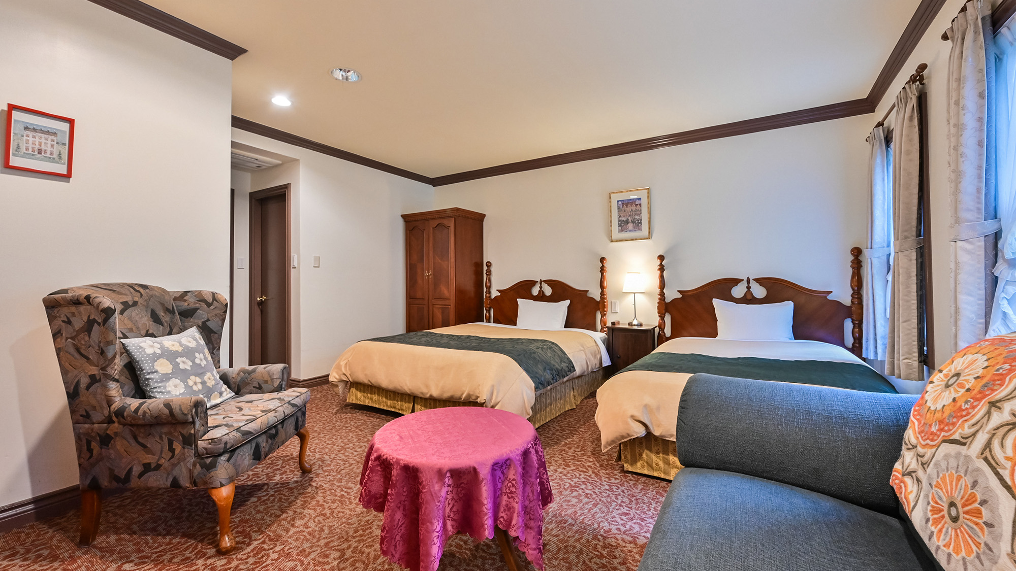 【ツイン一例】ファブリックが印象的なヨーロピアン調の設え