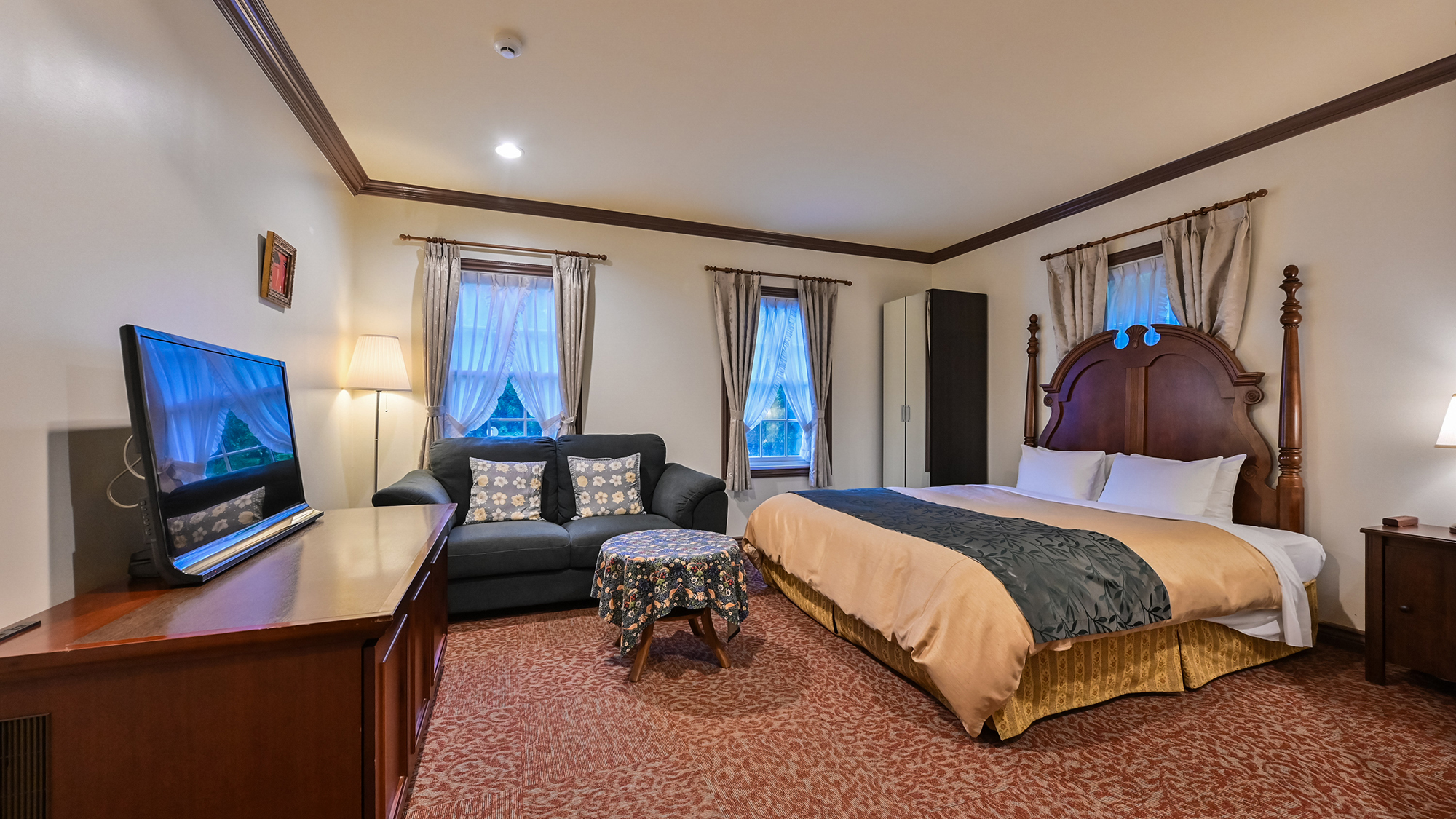 【ダブル】高級感のあるアンティーク調の家具に囲まれで海外にいるような空間