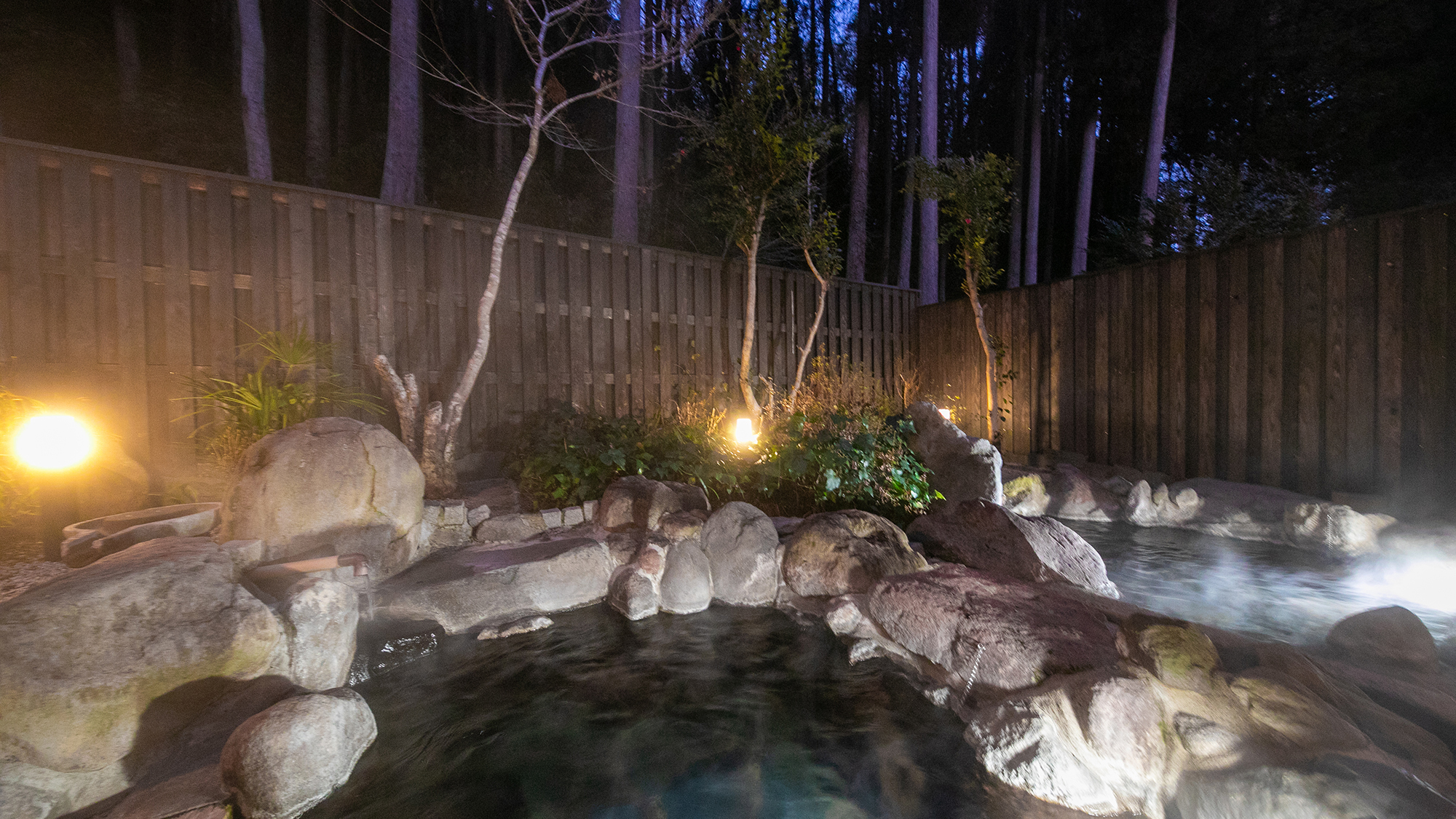 【男性露天風呂】マイナスイオンを肌で感じながら、広い浴場でリラックス。