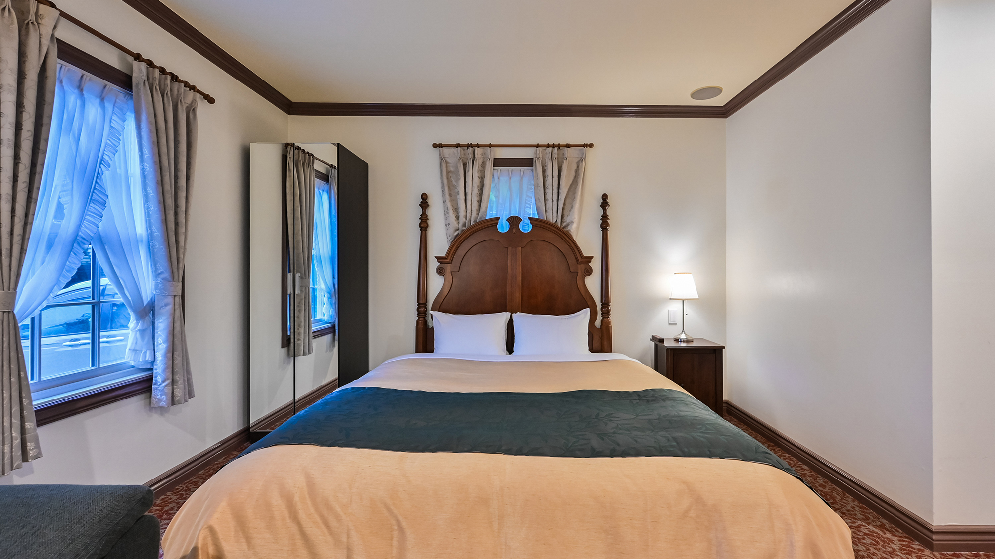 【ダブル】シモンズ製のキングサイズのベッドで安らうひととき。