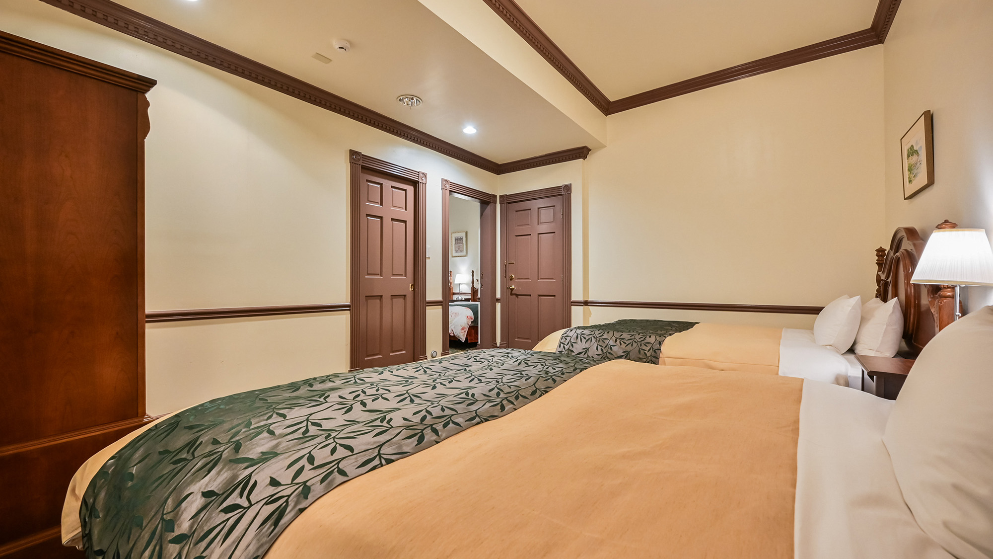 【フォース】広さ：48㎡のコネクティングのお部屋です。シモンズ社製のベッドが４台ございます。