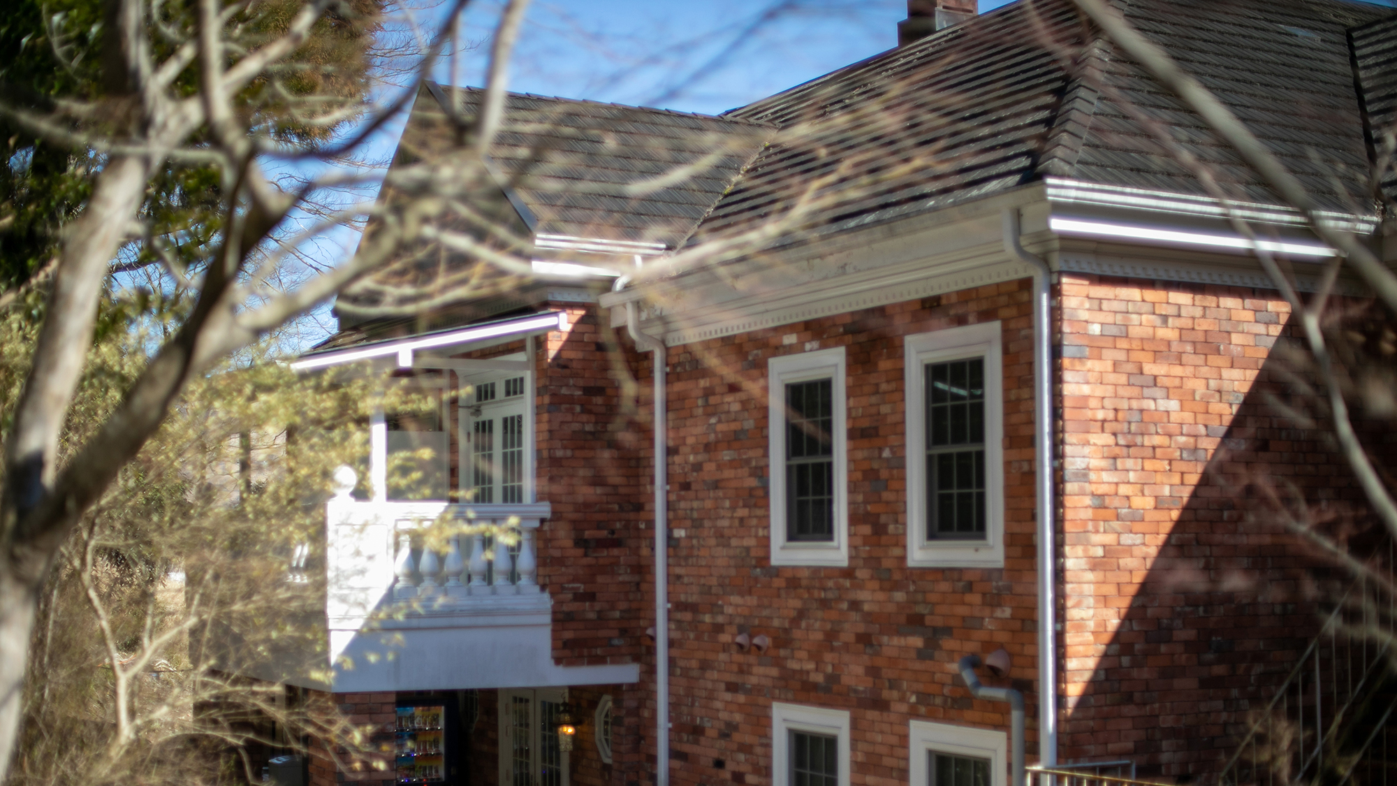 レンガ造りの温かみのある外観