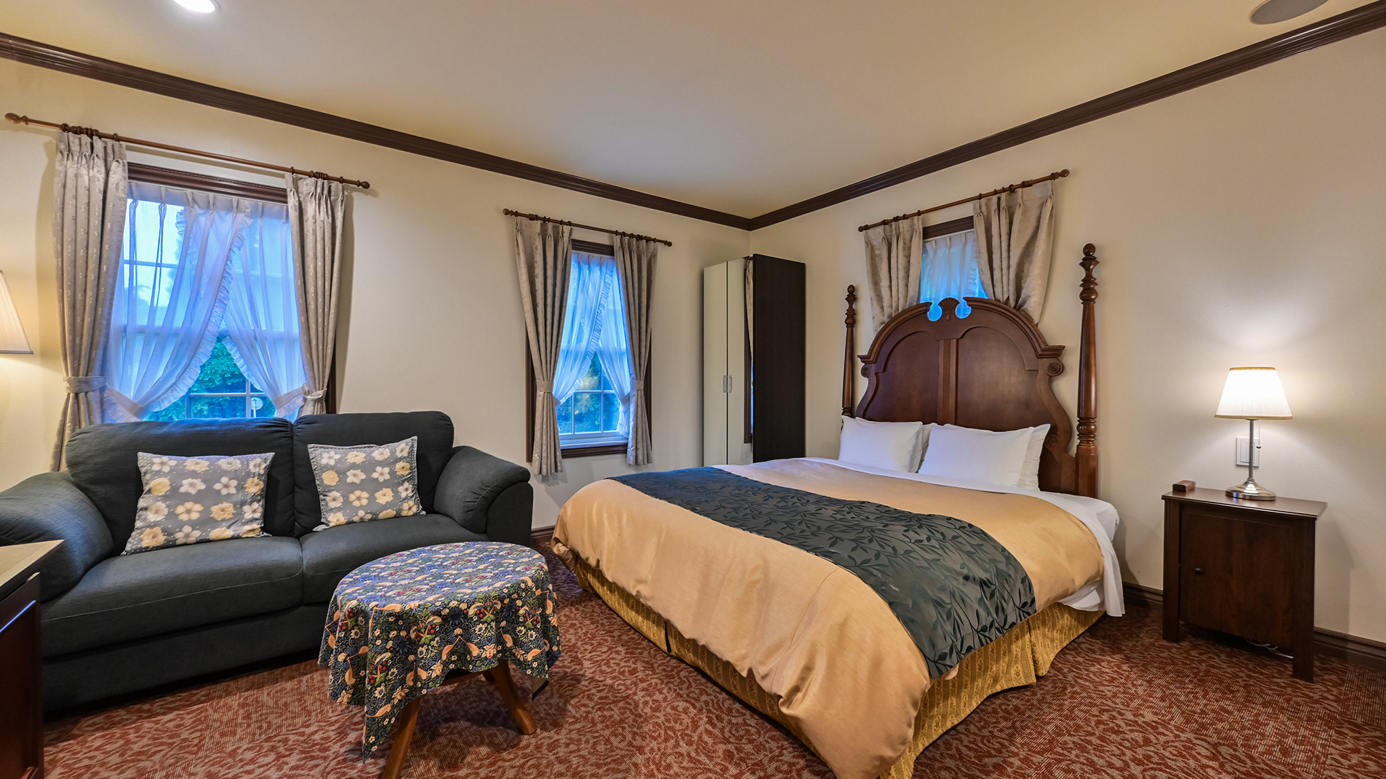 【ダブル】シモンズ社製のキングベッドで心地良い眠りをお届けします。