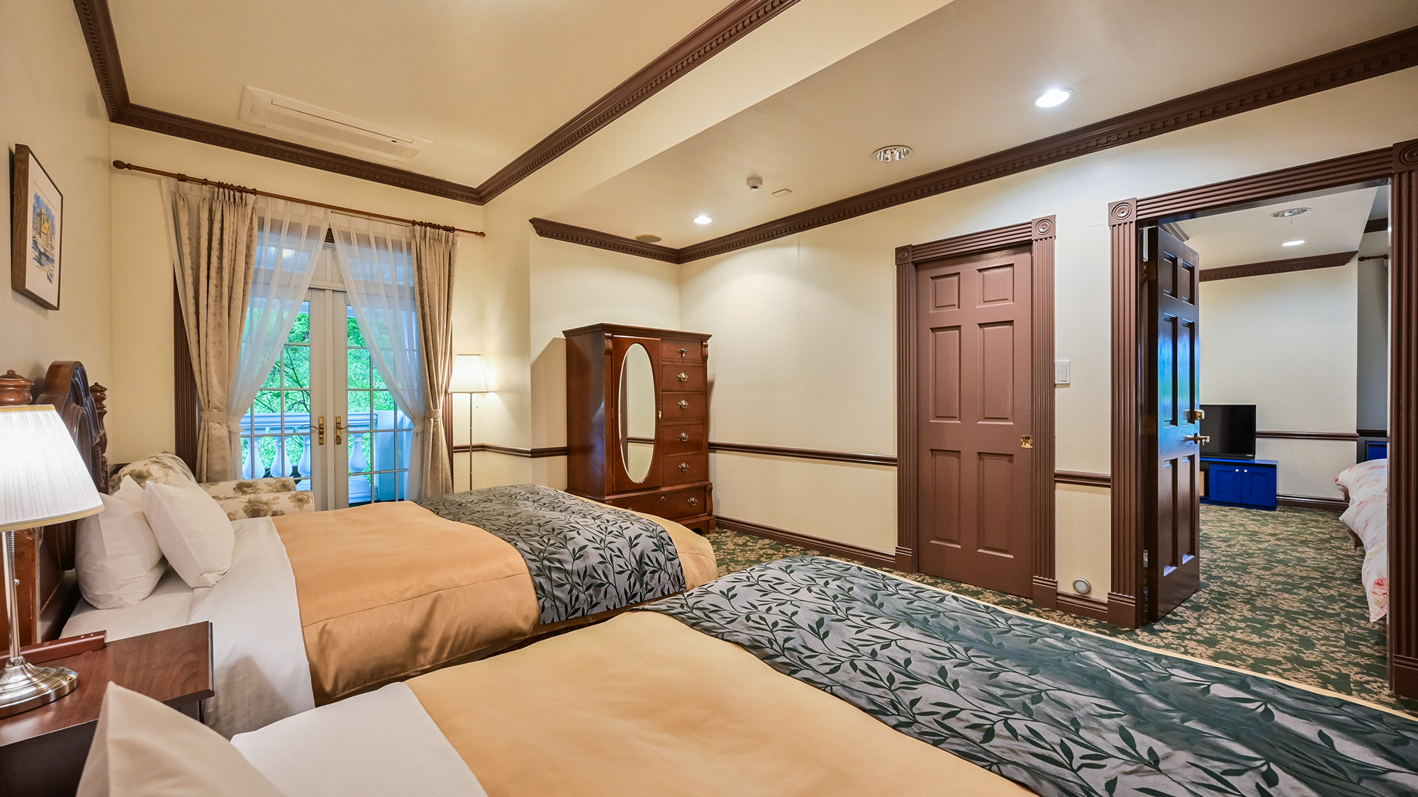 【フォース】心地良い眠りで定評のあるシモンズ社製のベッドには落ち着いたベッドカバーを