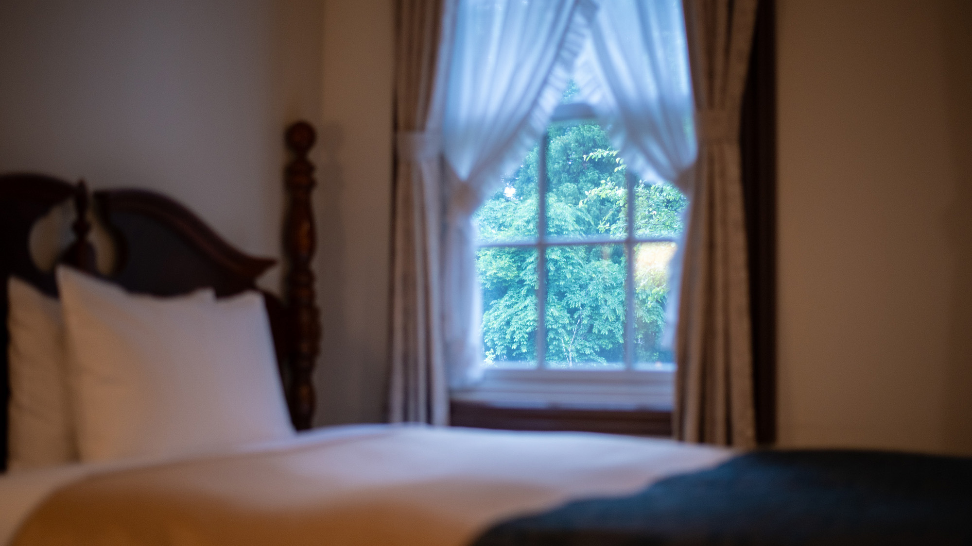 【ツイン一例】白い格子の大きな窓から入る朝日が心地よい目覚めをお約束します。