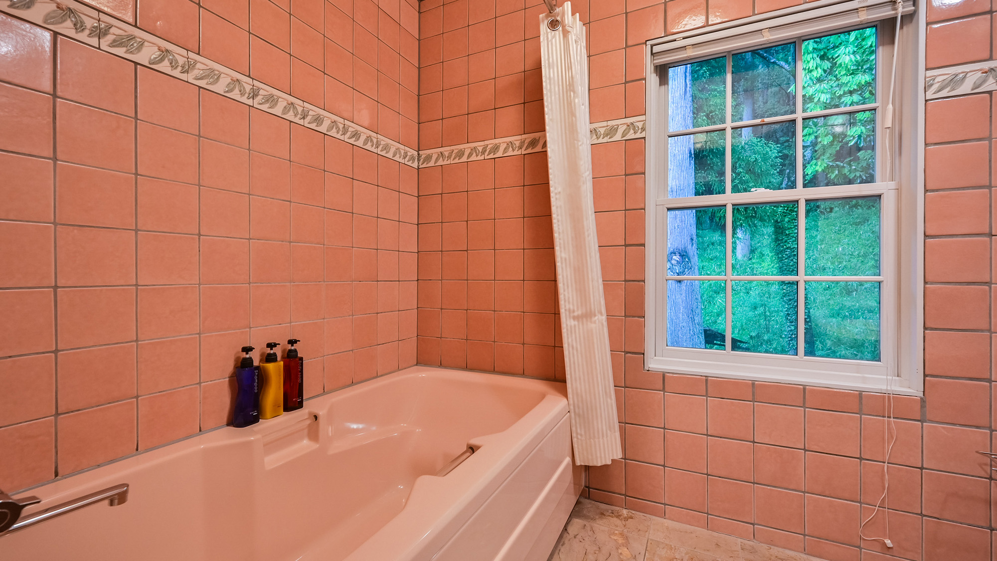 【フォース】外国製のタイルを貼ったバスルームです