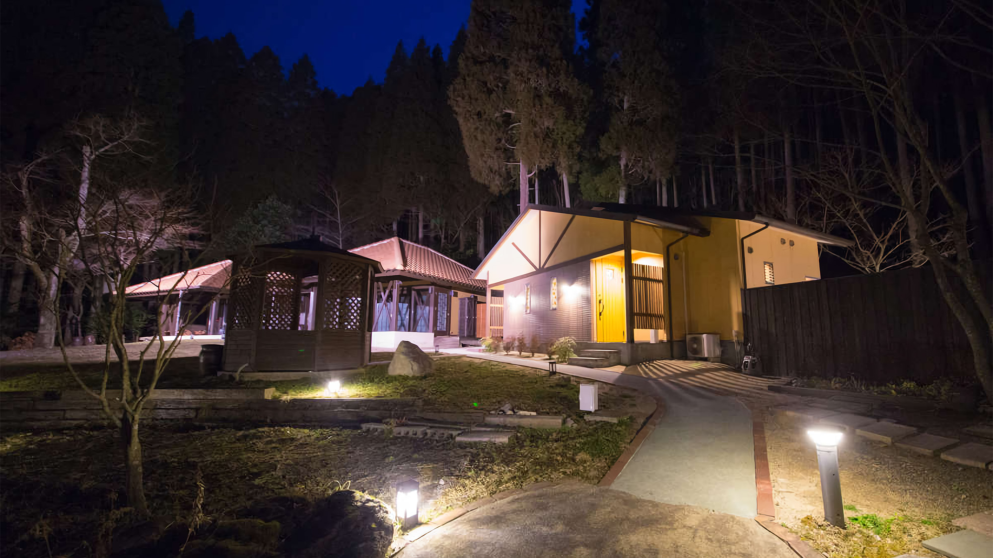 【男女別露天風呂】お風呂棟までのスロープも気分を盛り上げてくれます。