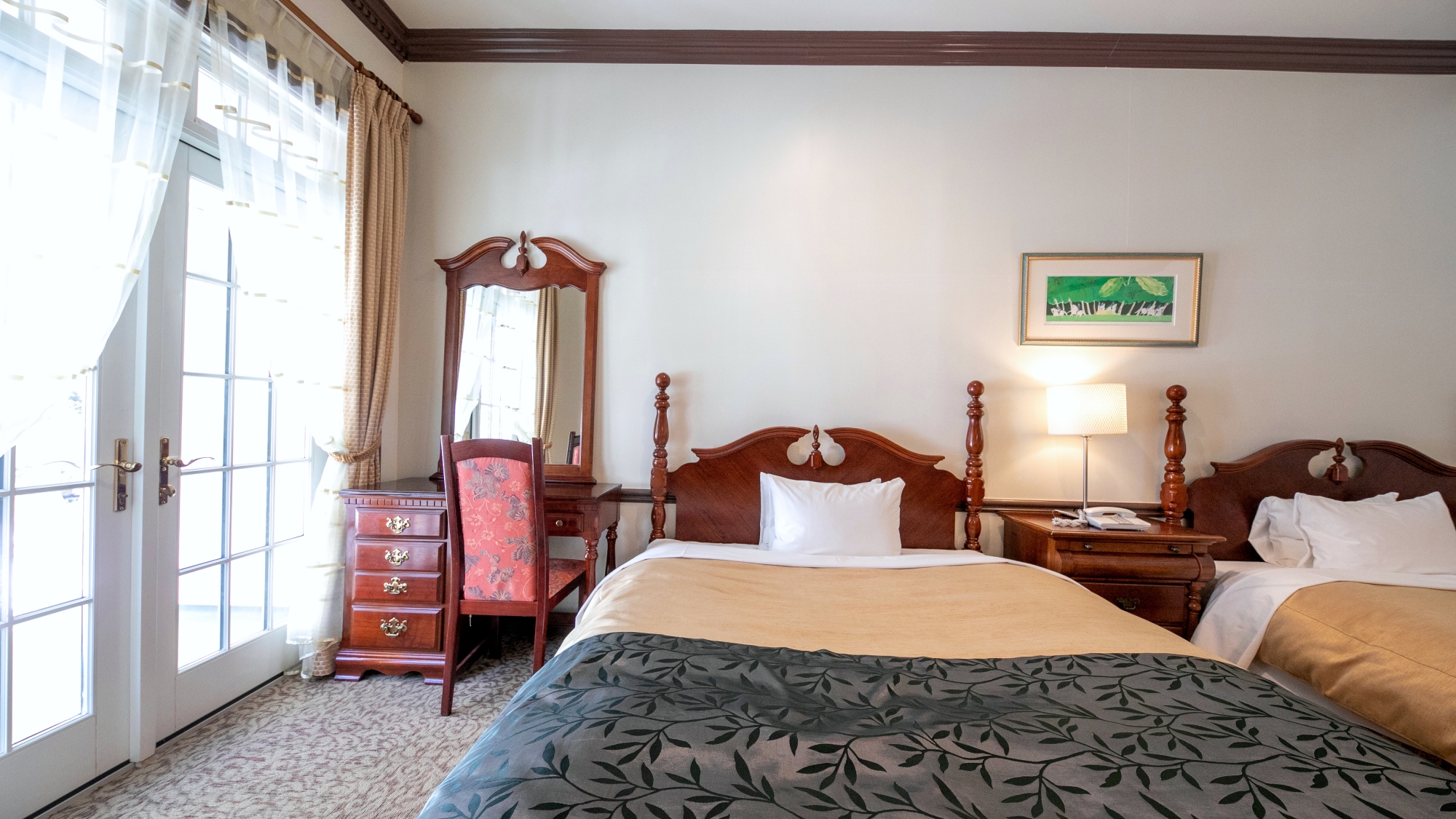 【デラックスツイン】広々としたツインのお部屋です。クィーンサイズのベッドをご用意しております。