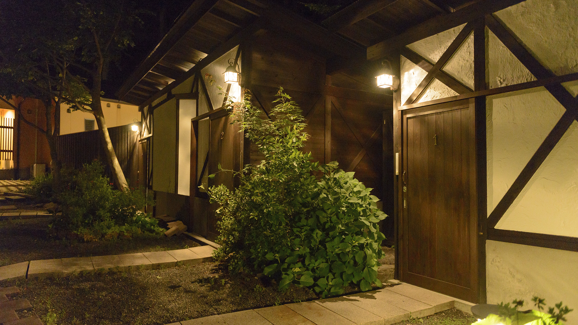 【貸切露天家族風呂】3棟の貸切露天風呂　入口