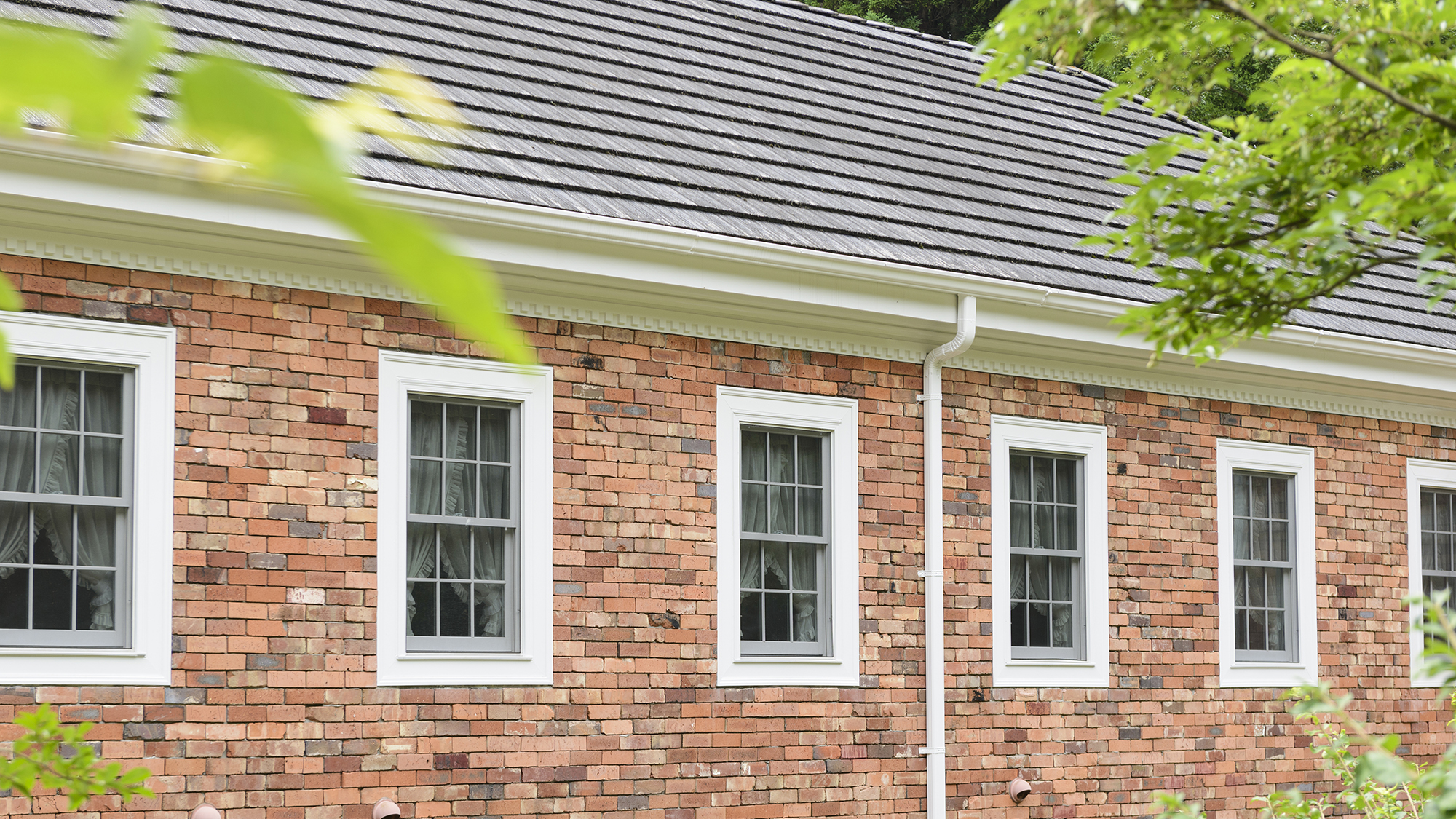 【ホテル外観】レンガ造りの温かみのある外観