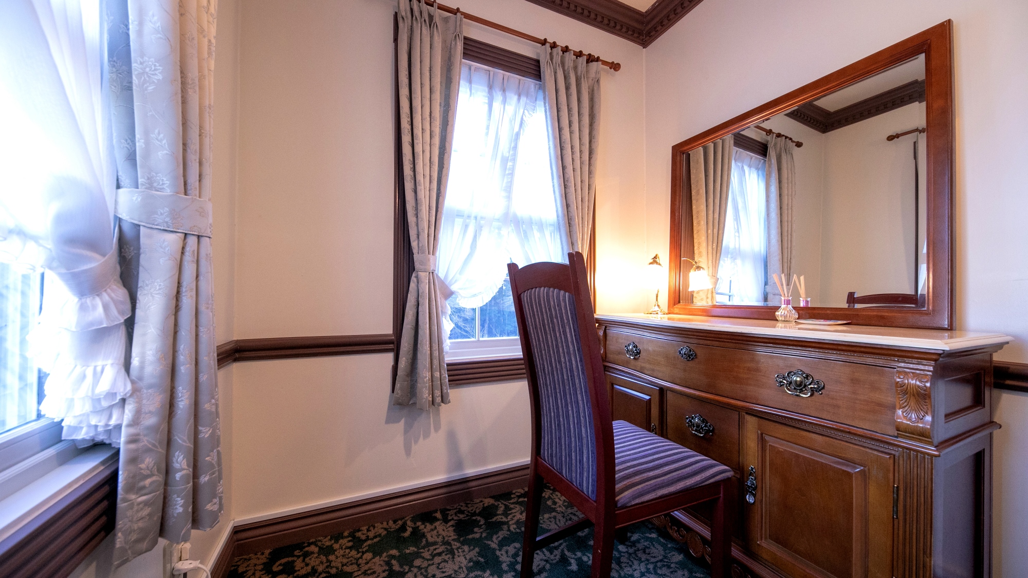 【ダブル】高級感のあるアンティーク調の調度品の数々