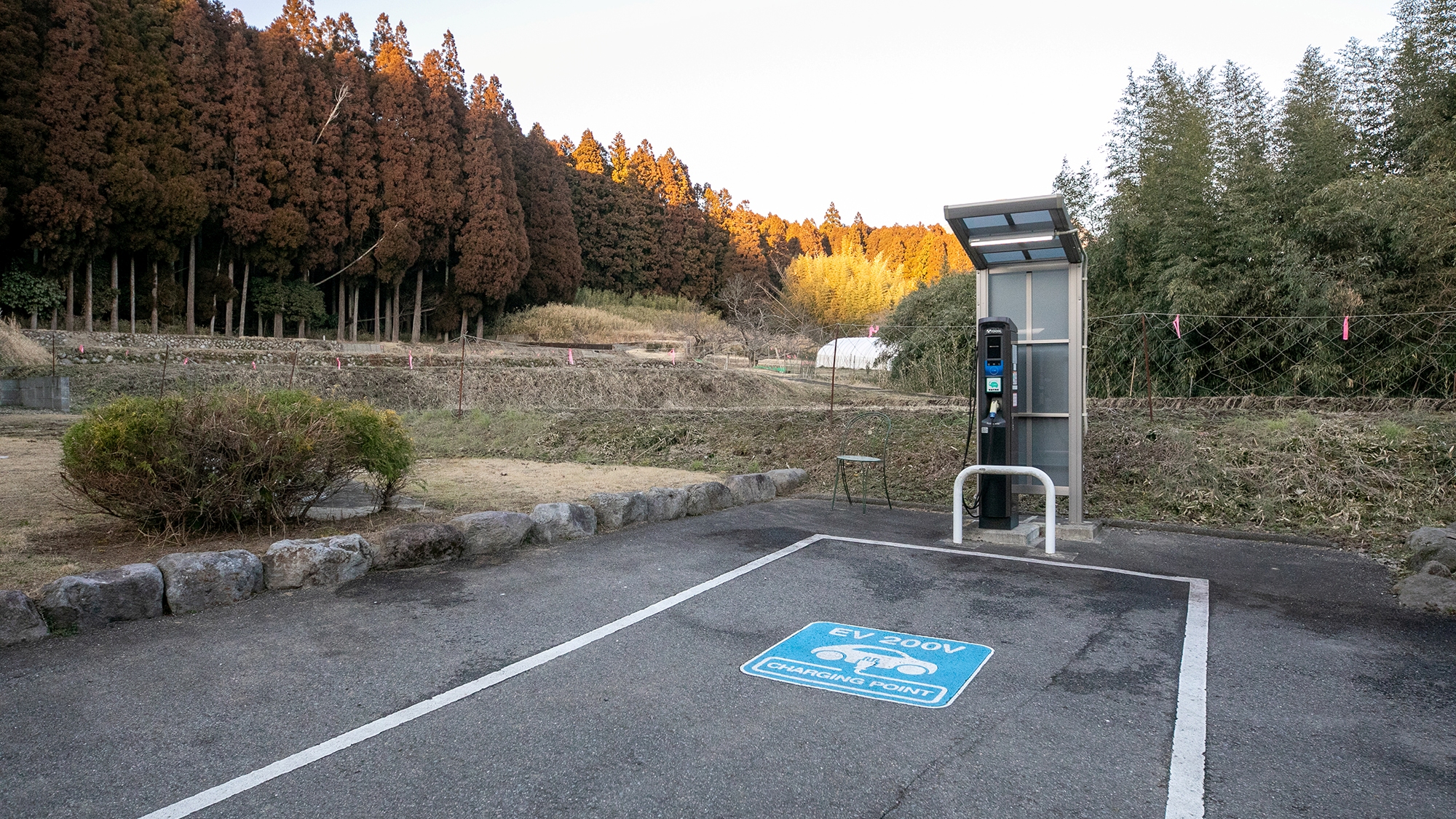 ●ラベンダークラブ●EV車用の充電器設備を設置した駐車場。 ご宿泊のお客様はご自由に。