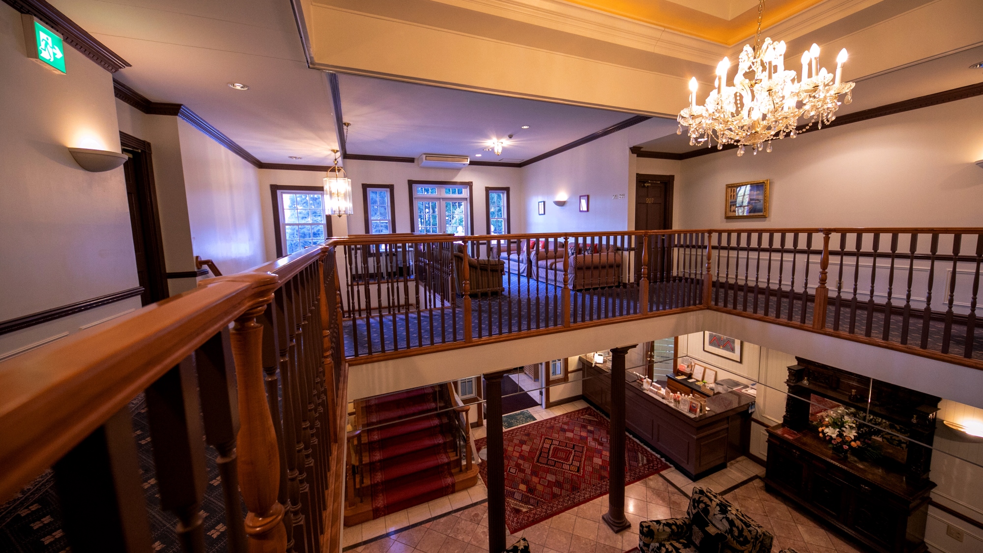 【ロビー２F】　シャンデリア