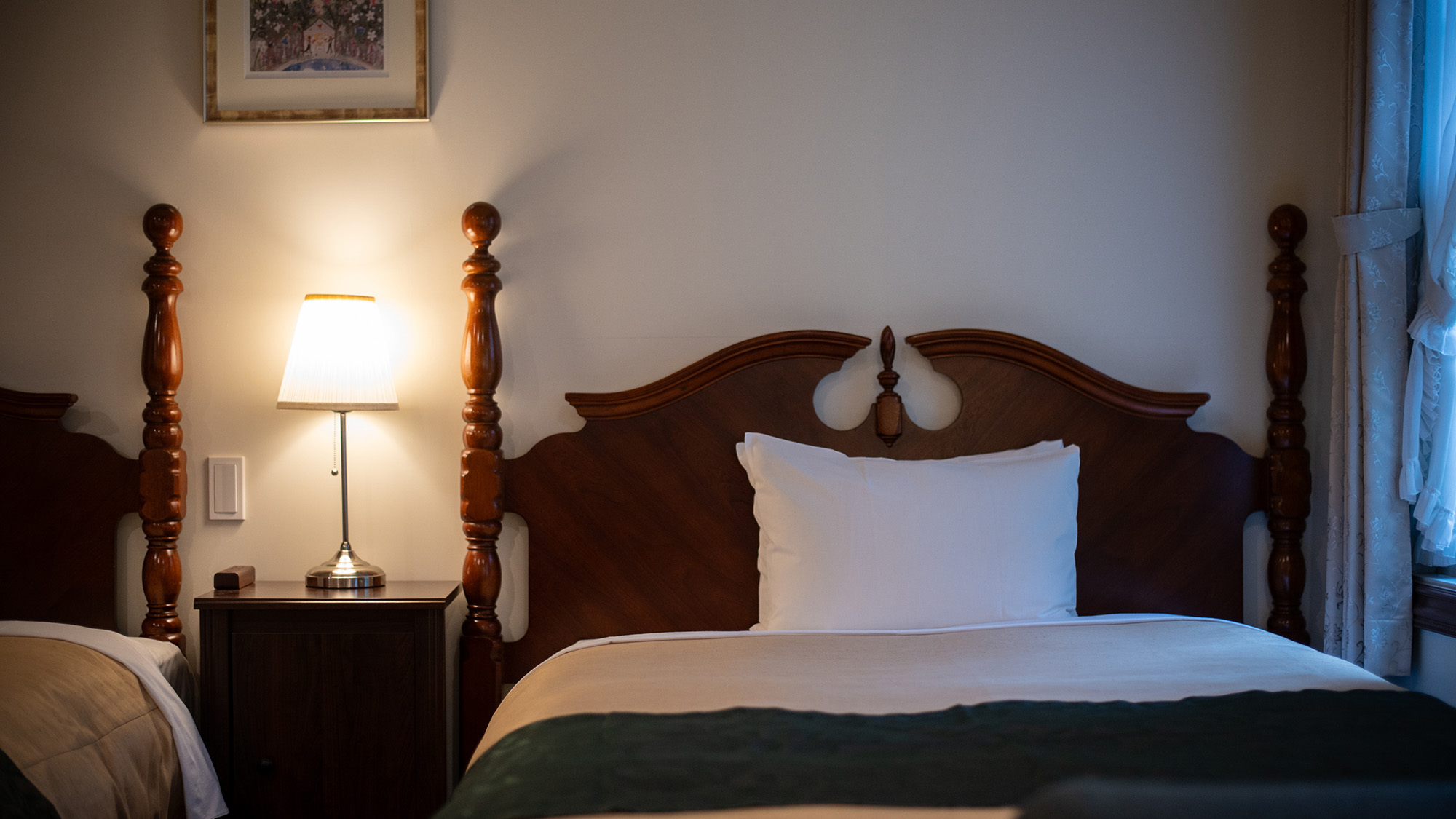 【ツイン一例】シモンズ製ゆったりとしたダブルベッドが2台のお部屋です