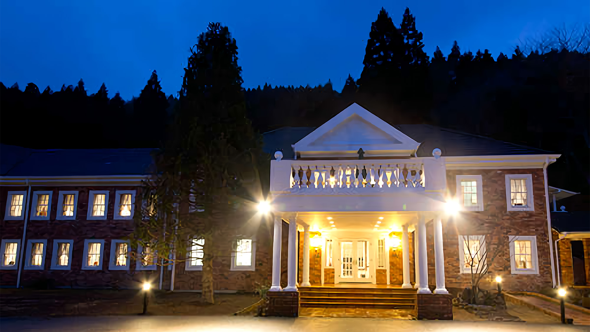 【ホテル外観】森のテラスの夜景