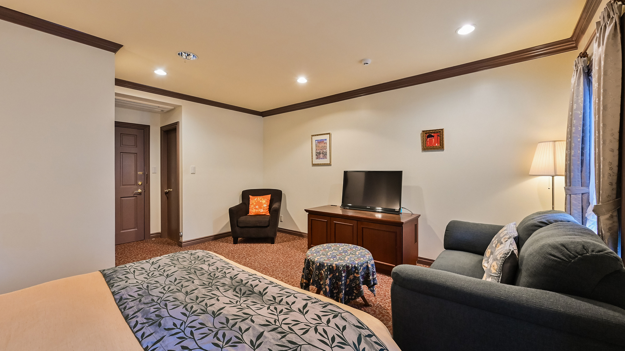 【ダブル】シモンズ製のキングサイズのベッドでゆったりと過ごすのにおすすめのお部屋です。