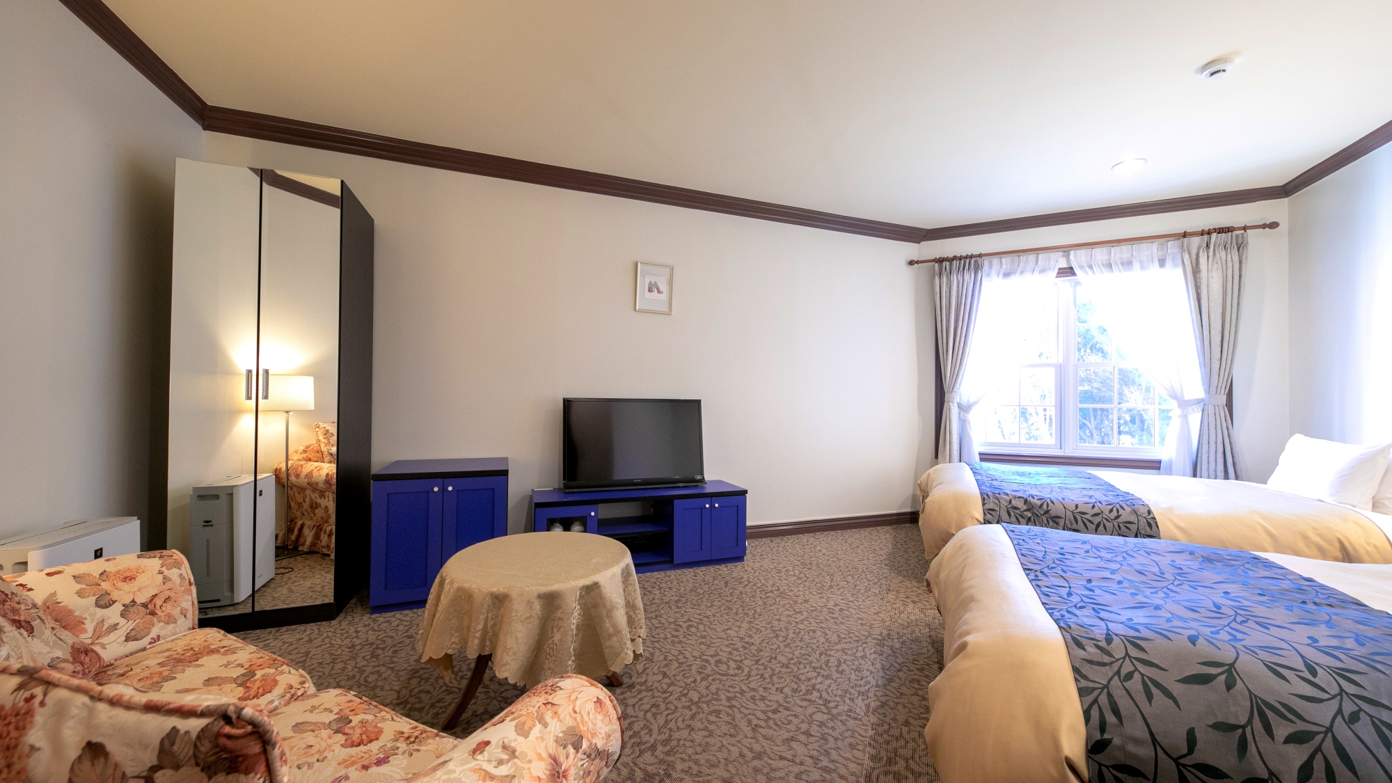 【ツイン一例】白い格子の大きな窓から入る朝日が心地よい目覚めをお約束します。