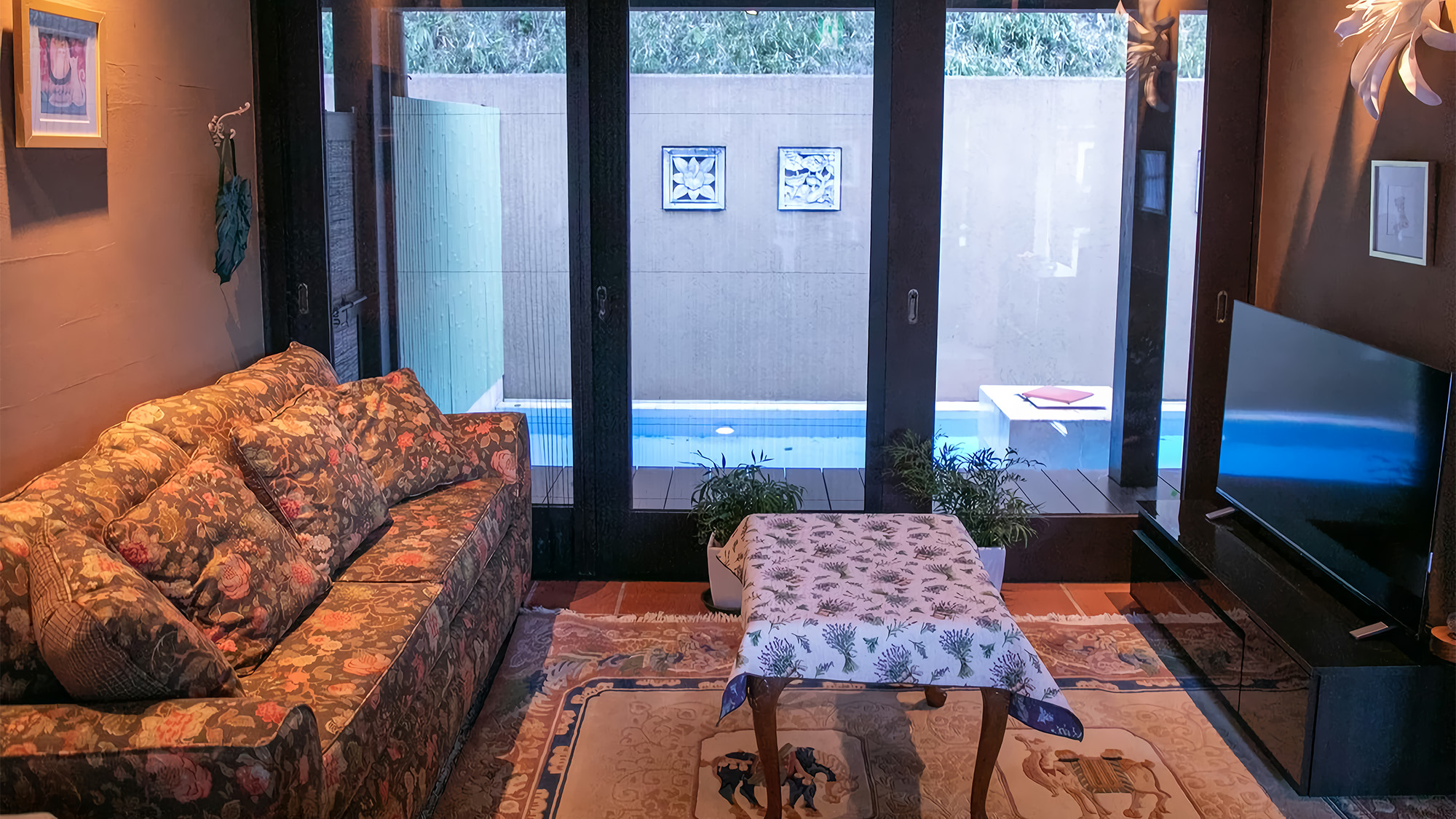 【離れ　ザ・ハウス】　リビング　入り口正面にある大きなソファーとテレビでゆっくりと寛げます。