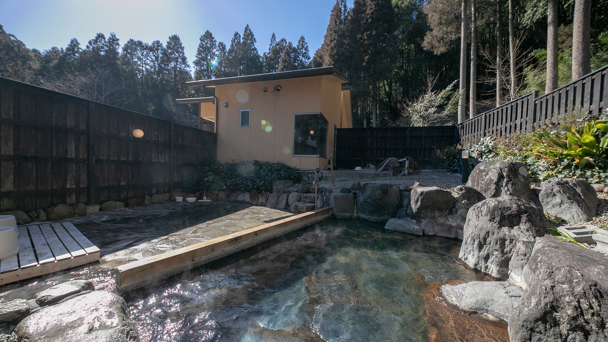 【女性露天風呂】大自然に囲まれ、開放感ある景観。