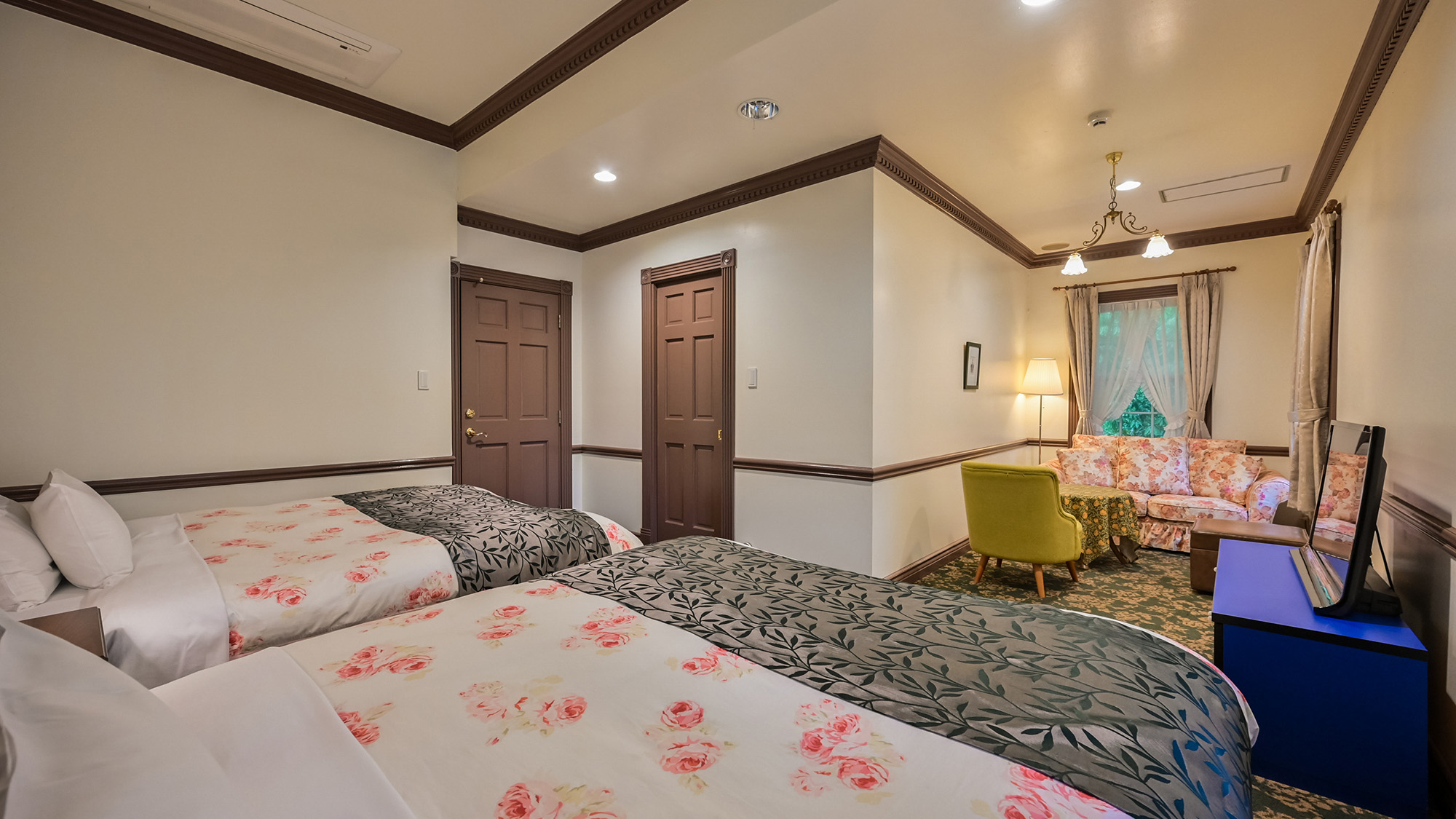 【フォース】2部屋からなるコネクティングルーム片側のお部屋、明るいベッドカバーが映えるお部屋