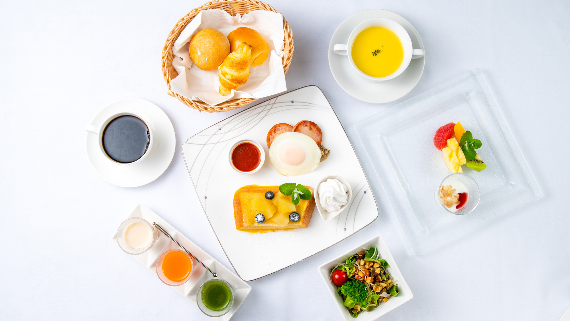 【Breakfast】森のテラス自慢の朝食。ふわふわなフレンチトーストやヘルシーな飲むサラダ（一例）