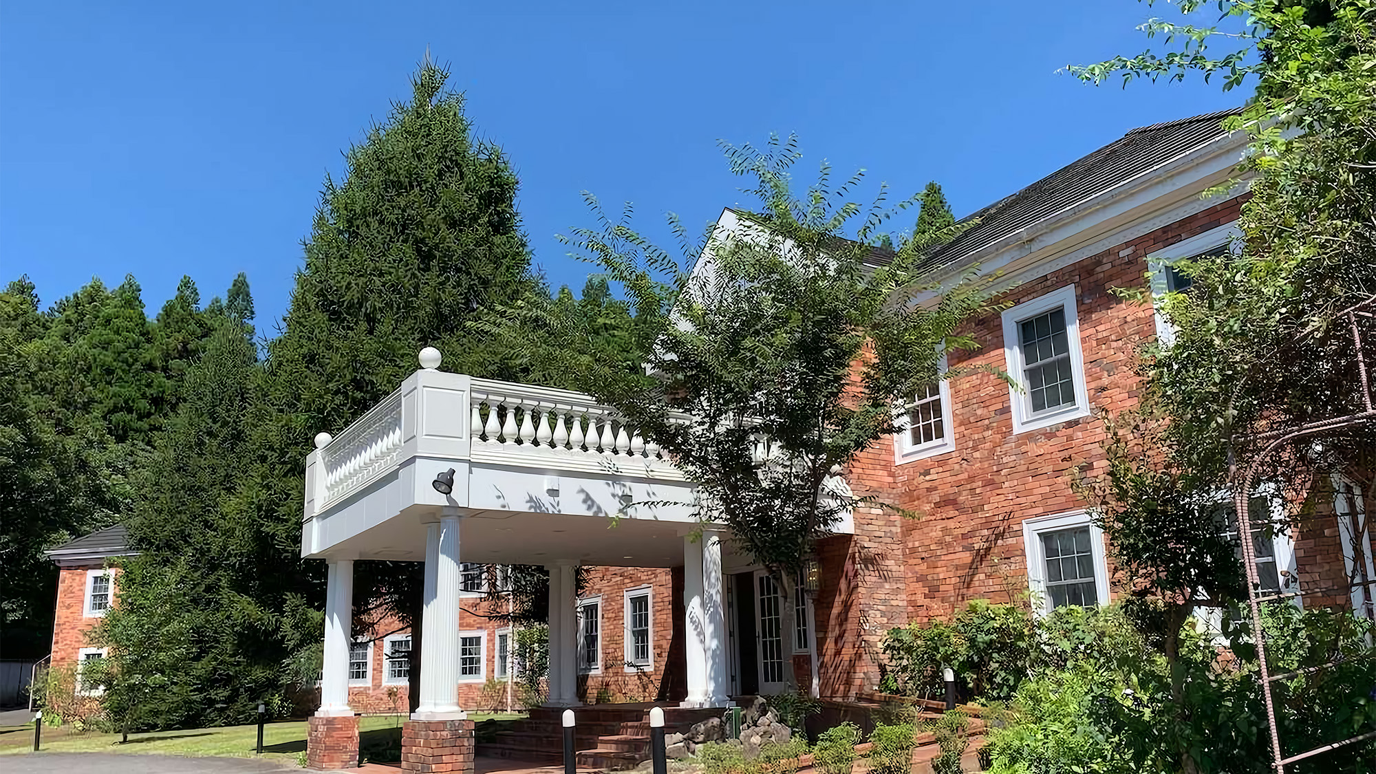 【ホテル外観】レンガ造りの温かみのある外観