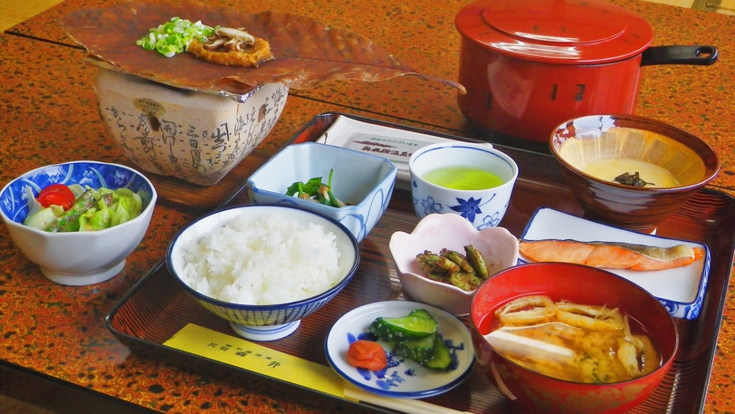 ≪朝食付≫朝から郷土の味！朴葉味噌と山菜料理をどうぞ（￥5，500〜）【現金特価】