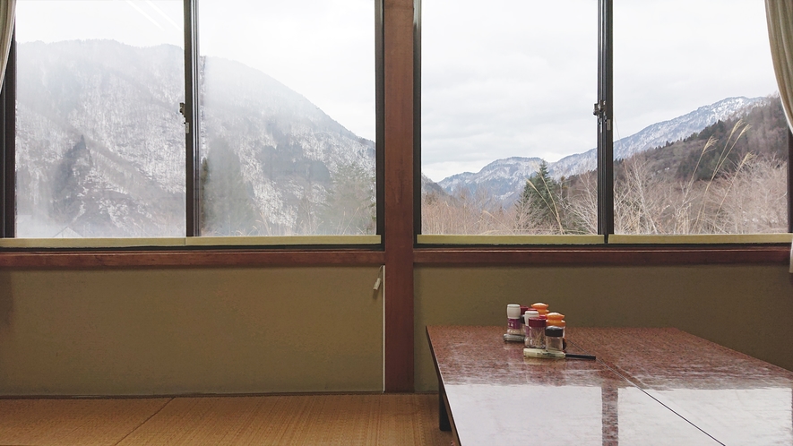 *食事処の窓の先にある景色は新平湯の中でも屈指の絶景です。