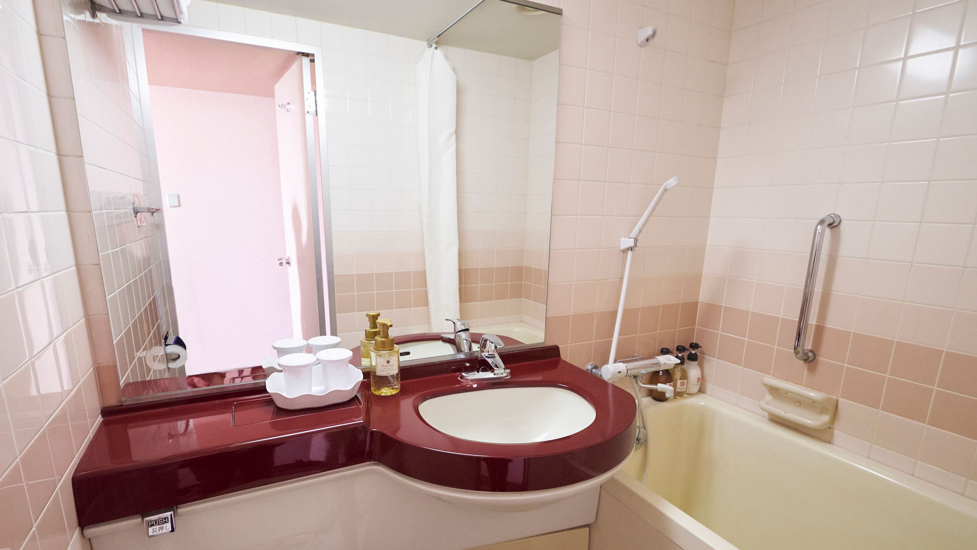 【セミダブルバスルーム一例】バス・洗面台・トイレがひとつになったコンパクトな空間