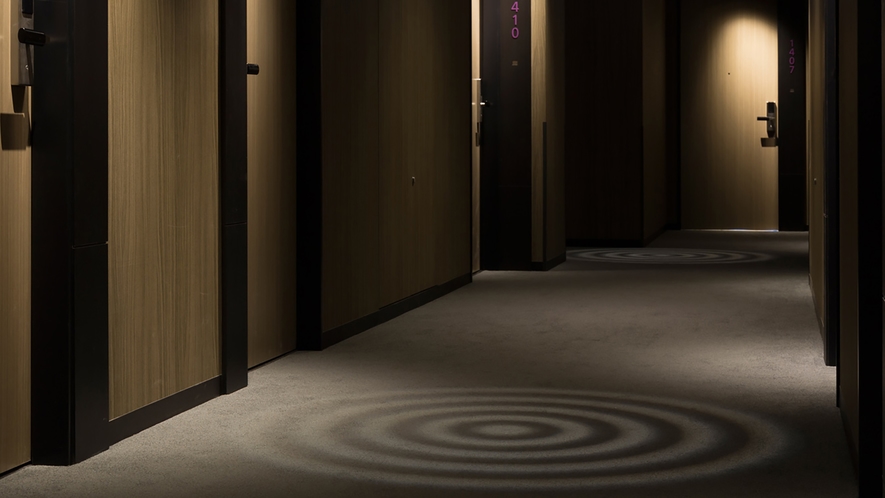 “さざなみ”の影が照らされた客室廊下