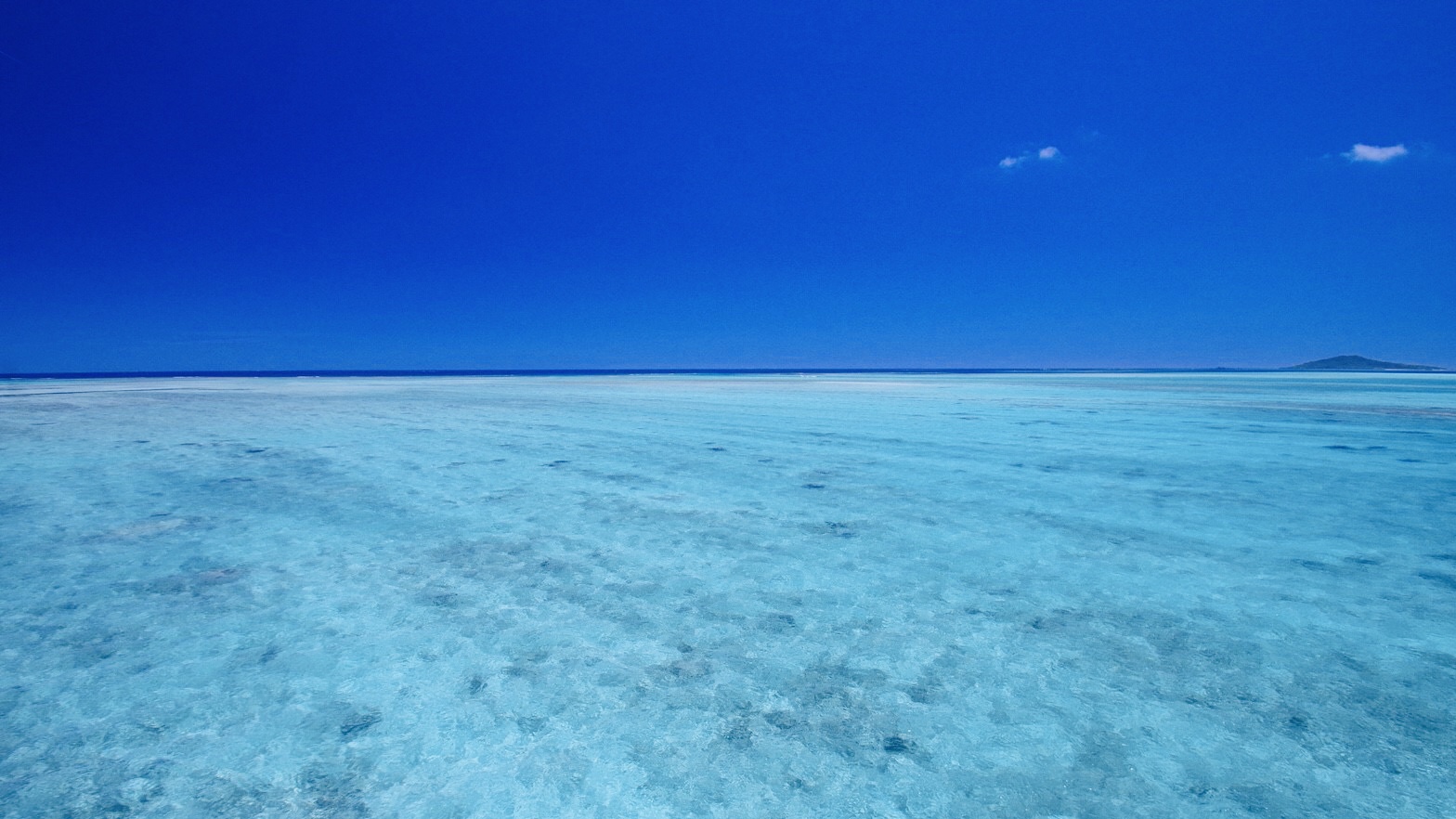 池間大橋から眺める大神島